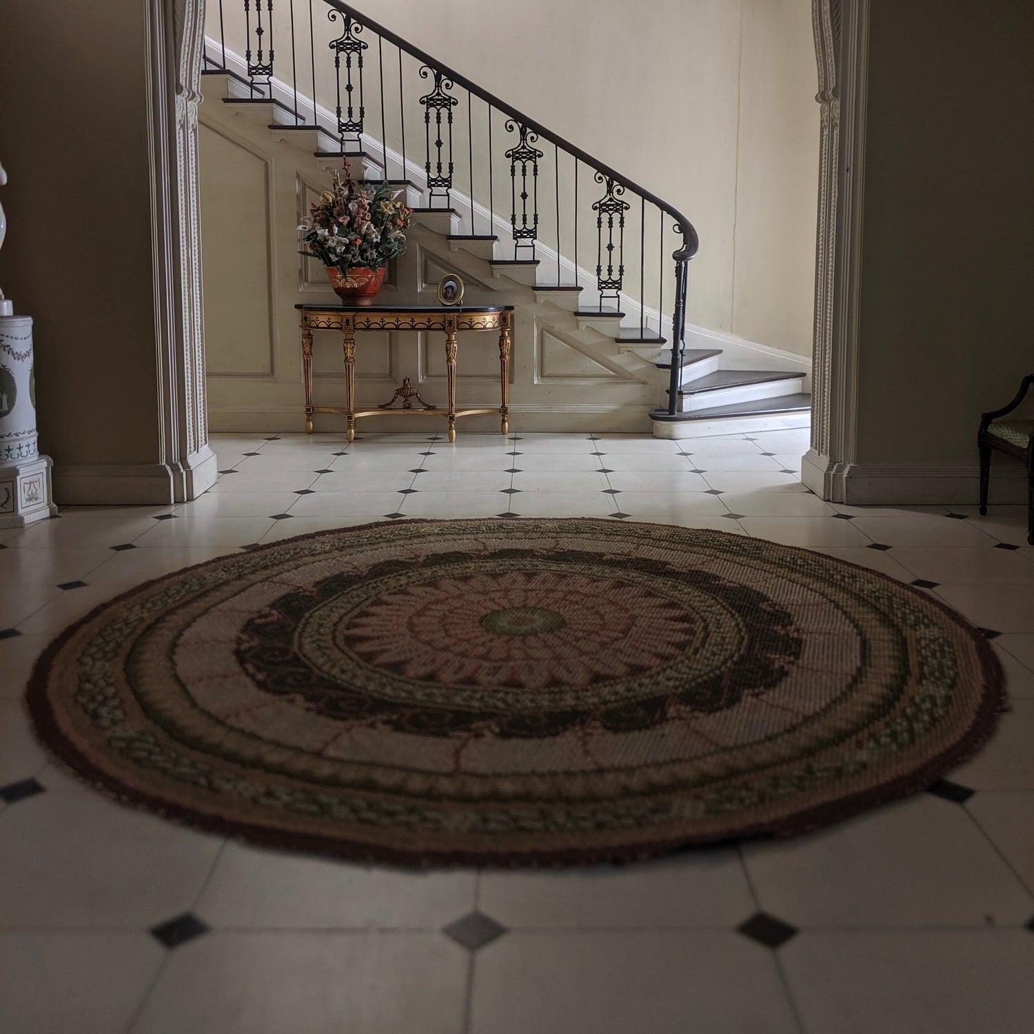 Round Rug Complementing Classic Decor