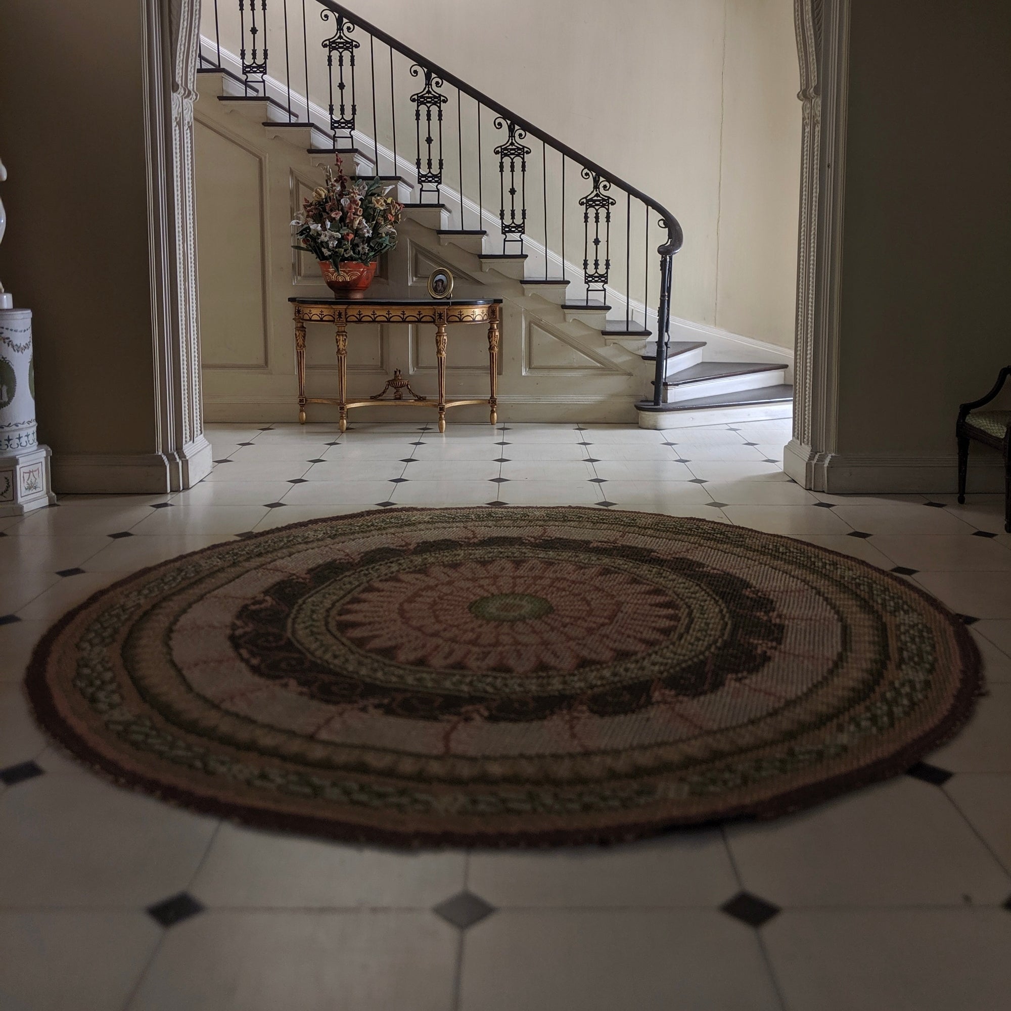 Round Rug Complementing Classic Decor