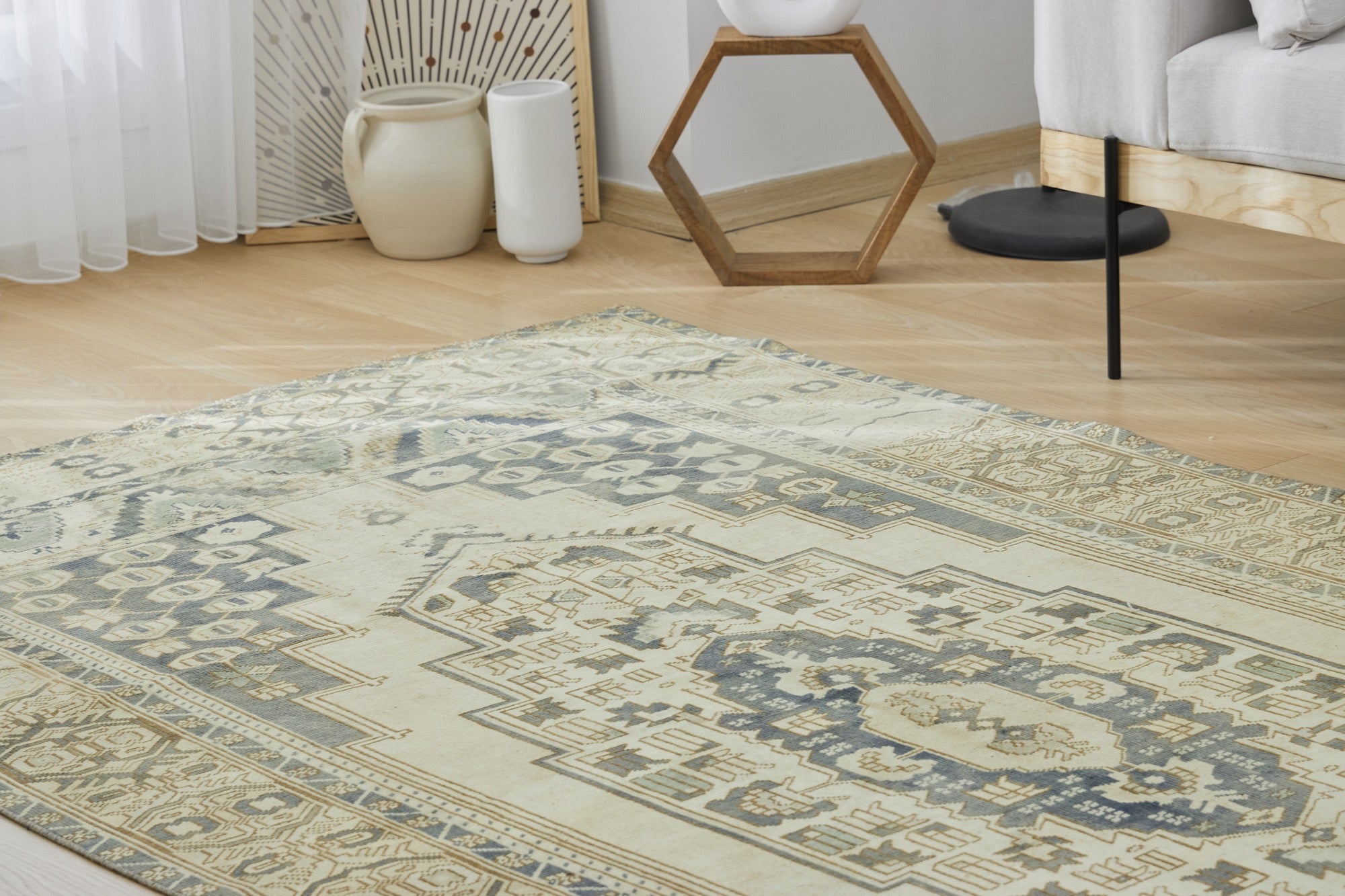 Aleaseya | Unique Vintage Craftsmanship | Turkish Area Rug | Kuden Rugs