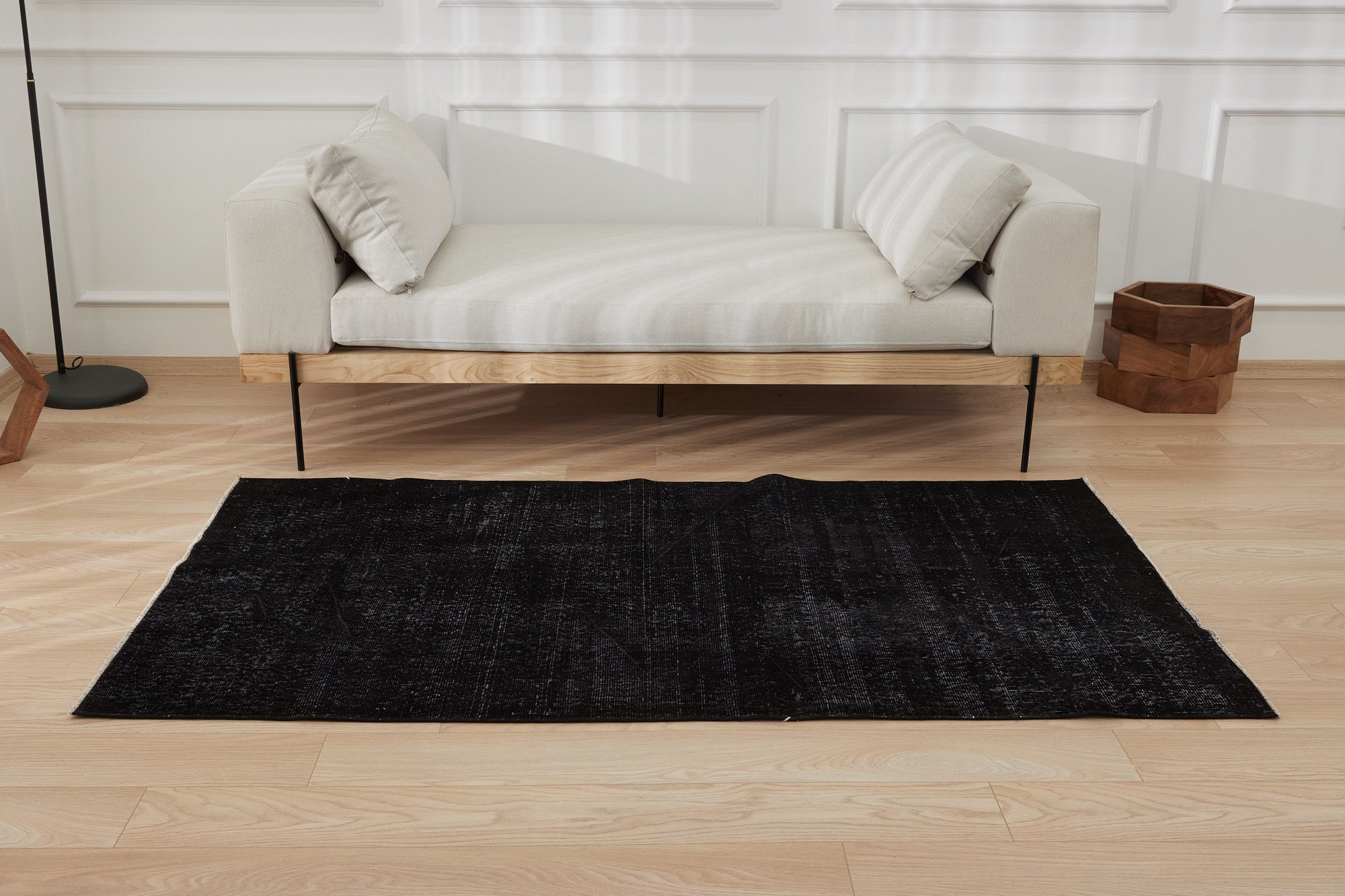Eilise | Unique Low-Pile Turkish Rug in Sophisticated Black | Kuden Rugs