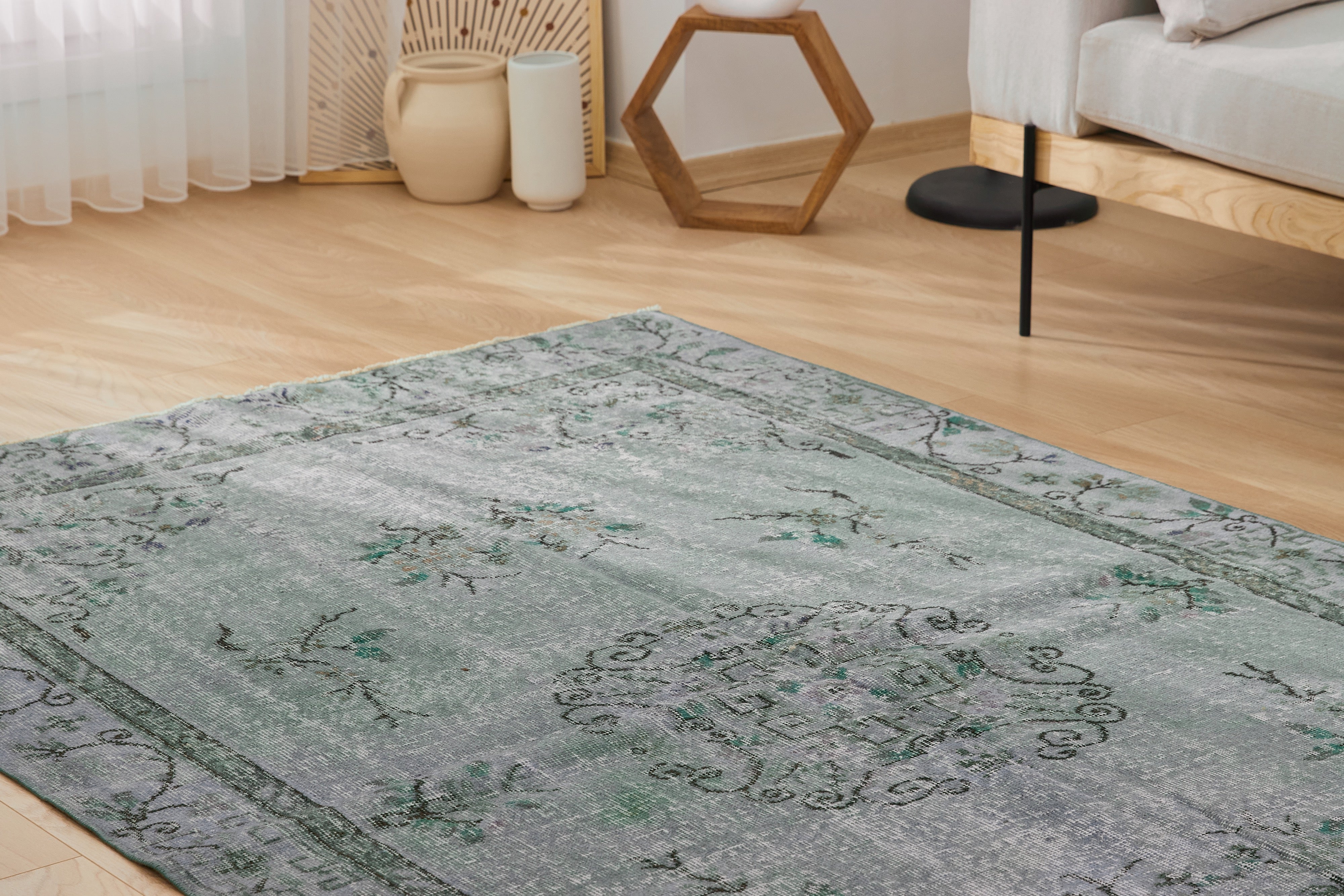 Vintage Medallion Mastery - Florence's Expert Weaving | Kuden Rugs
