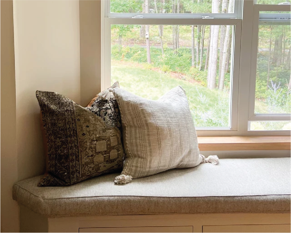 Exquisite Vintage Carpet with Elegant Motifs - Kuden Rugs