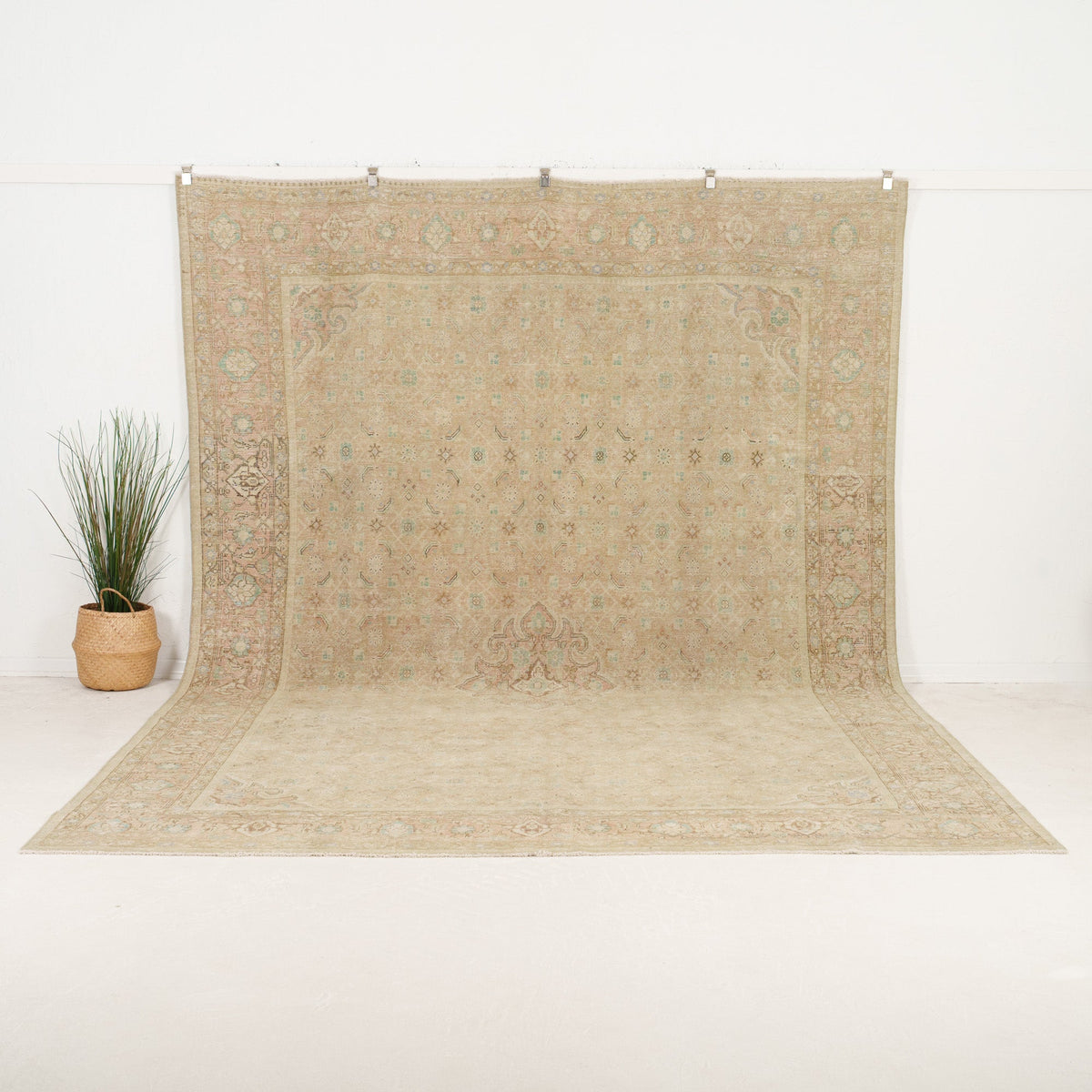 Ilavorya - Vintage Persian Area Rug
