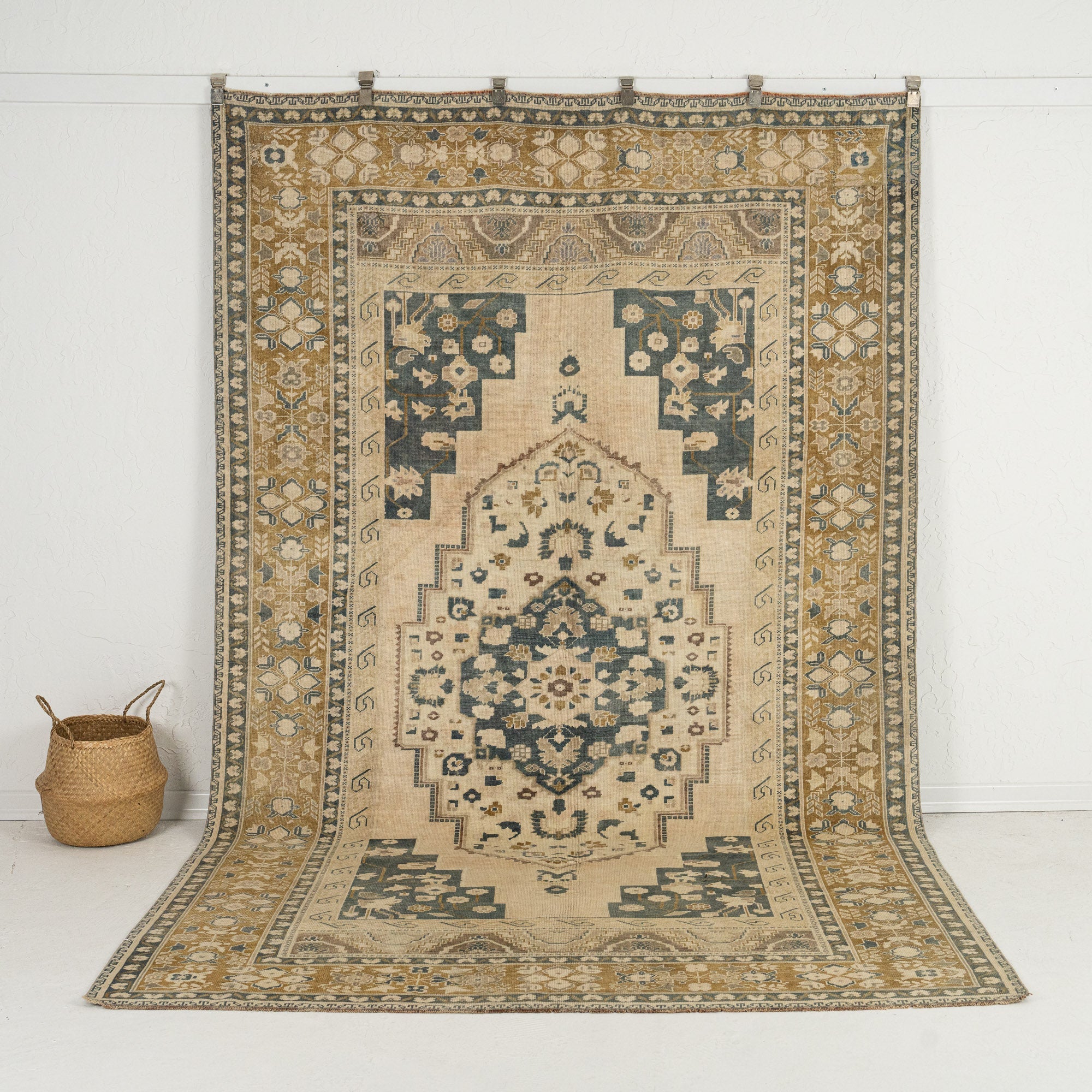 Azenith - Classic Turkish Rug, Vintage Heritage