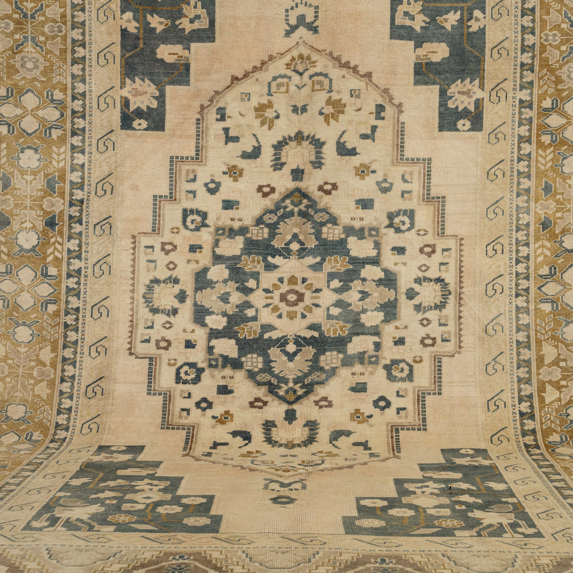 Azenith - Persian Rug, Handcrafted & Timeless