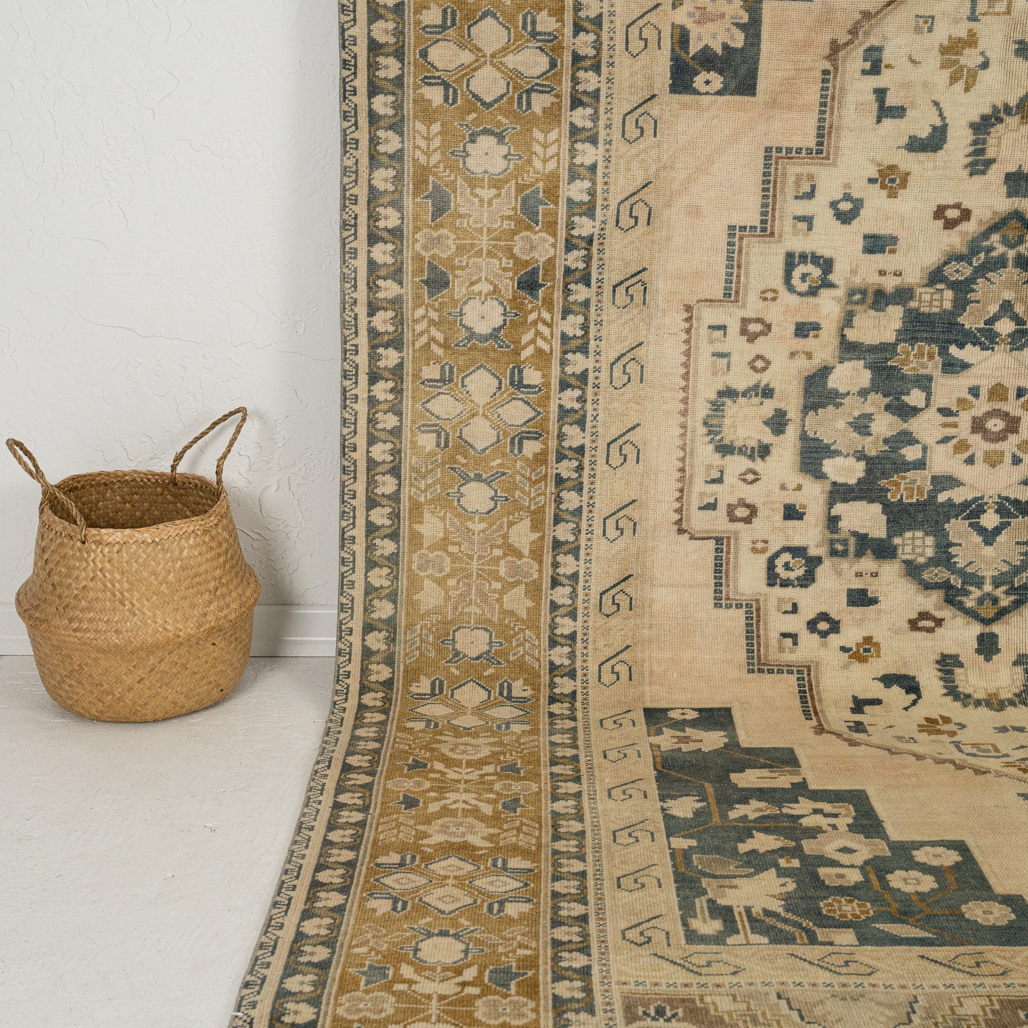 Azenith - Turkish Rug, Authentic and Vintage