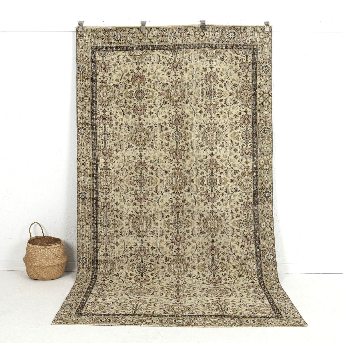 Venira - Elegant Living Room Rug, Antique Charm