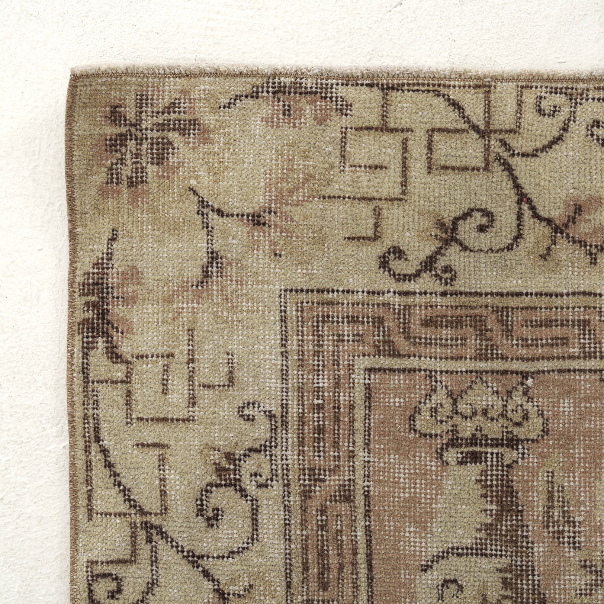 Classic area rug in 7x9 dimensions, crafted in turkish