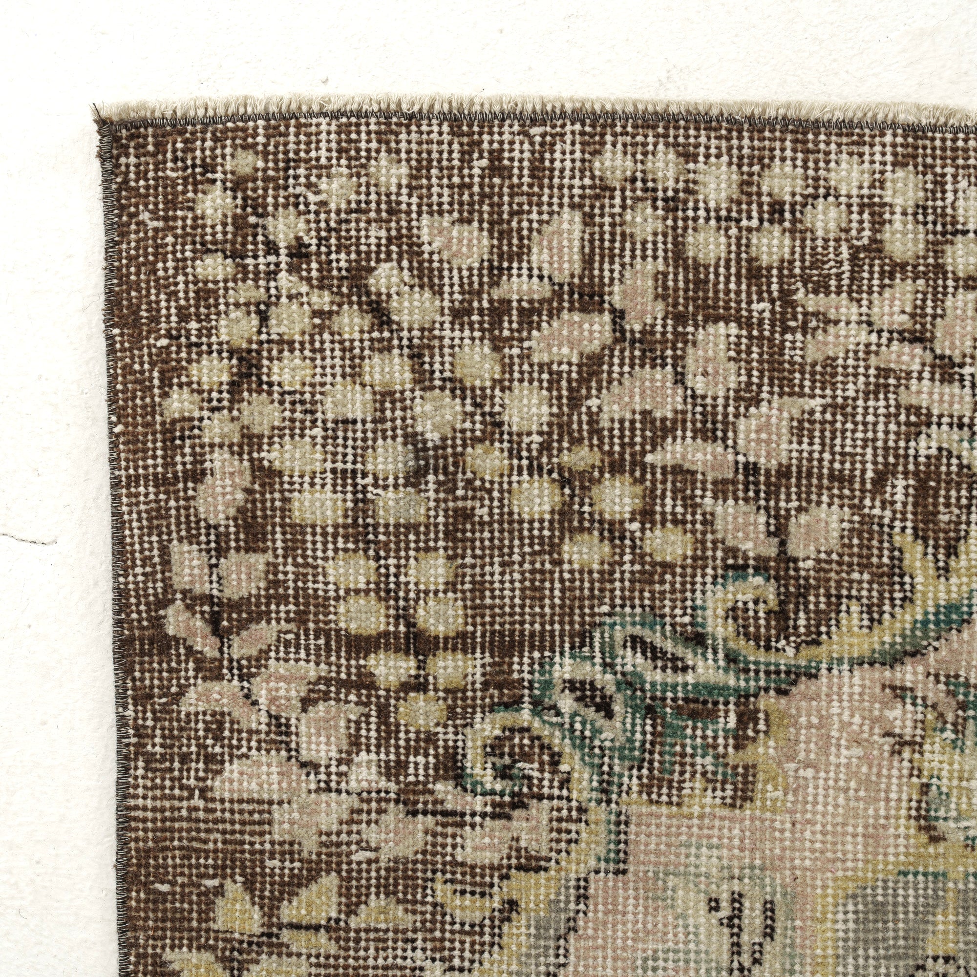 Classic area rug in 6x10 dimensions, crafted in turkish