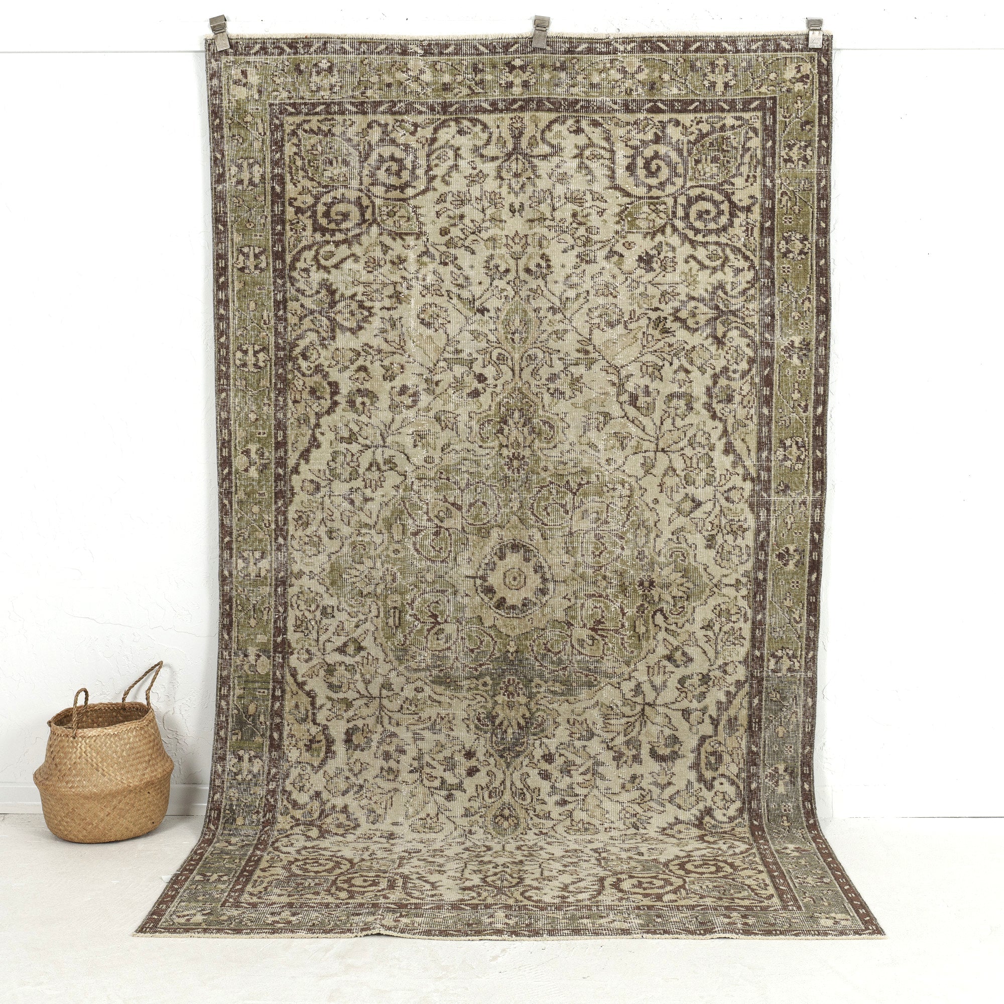 Zephira - Elegant Living Room Rug, Antique Charm