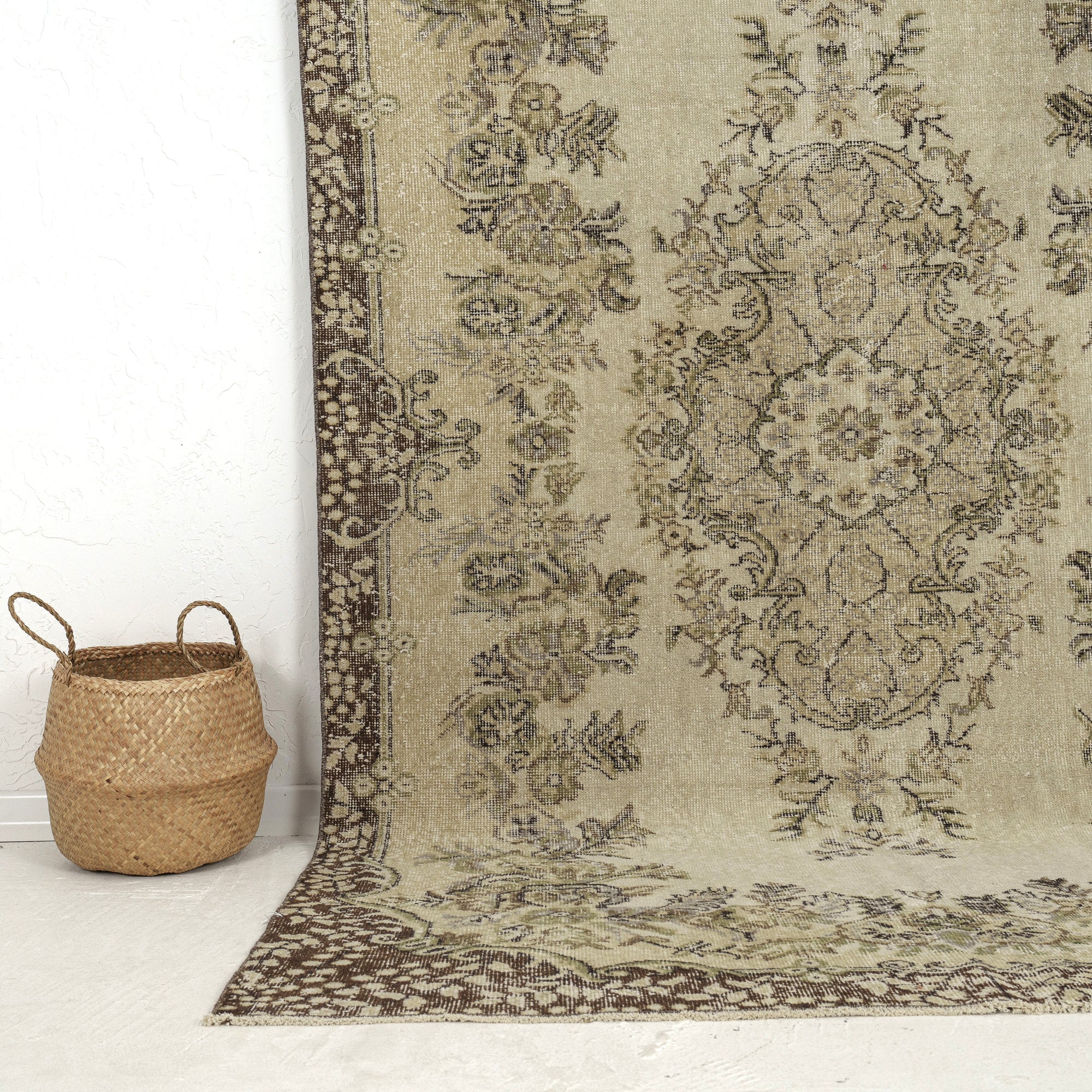 Cirilyn - Dining Room Rug, Classic Artisan Crafted