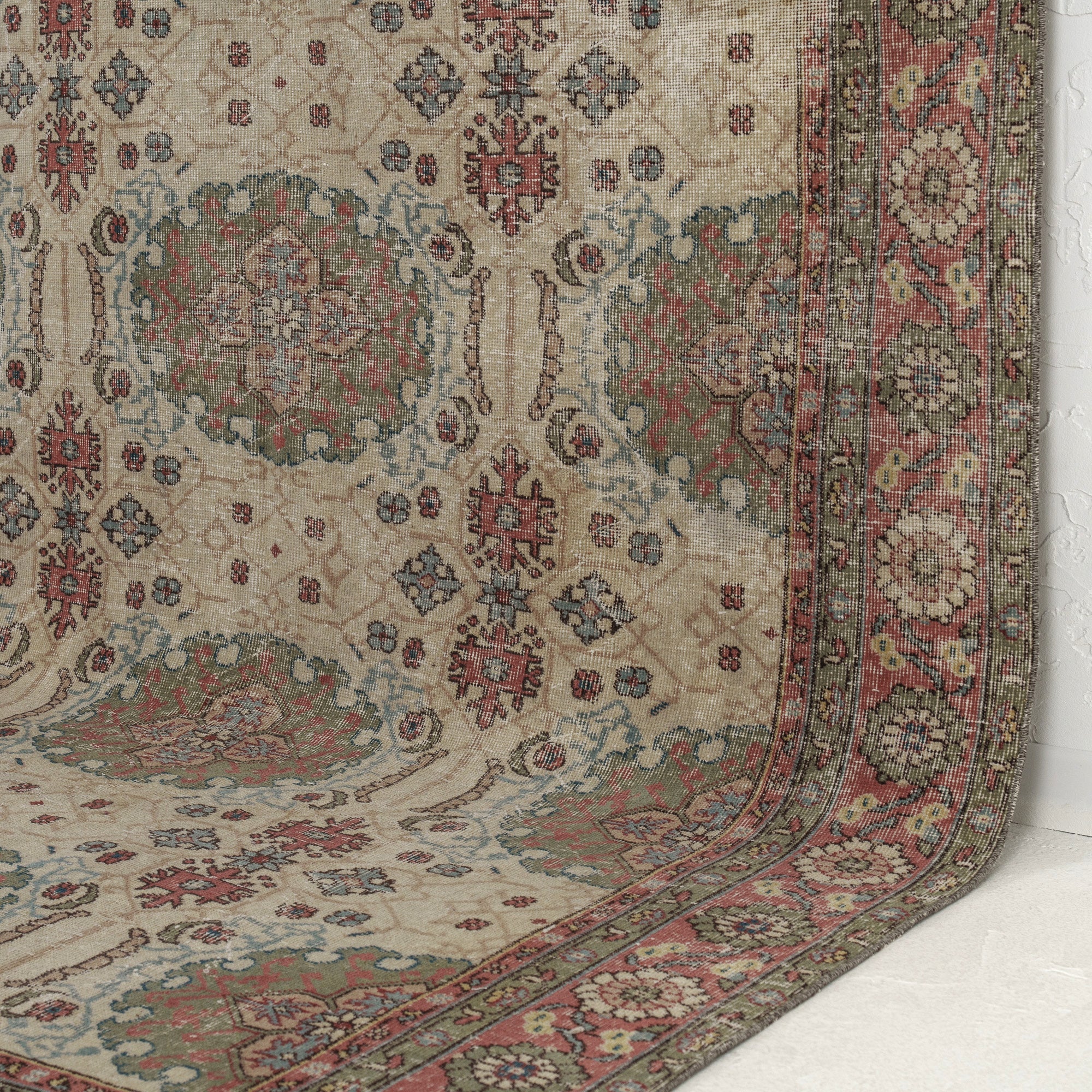 Yelindra - Elegant Living Room Rug, Antique Charm