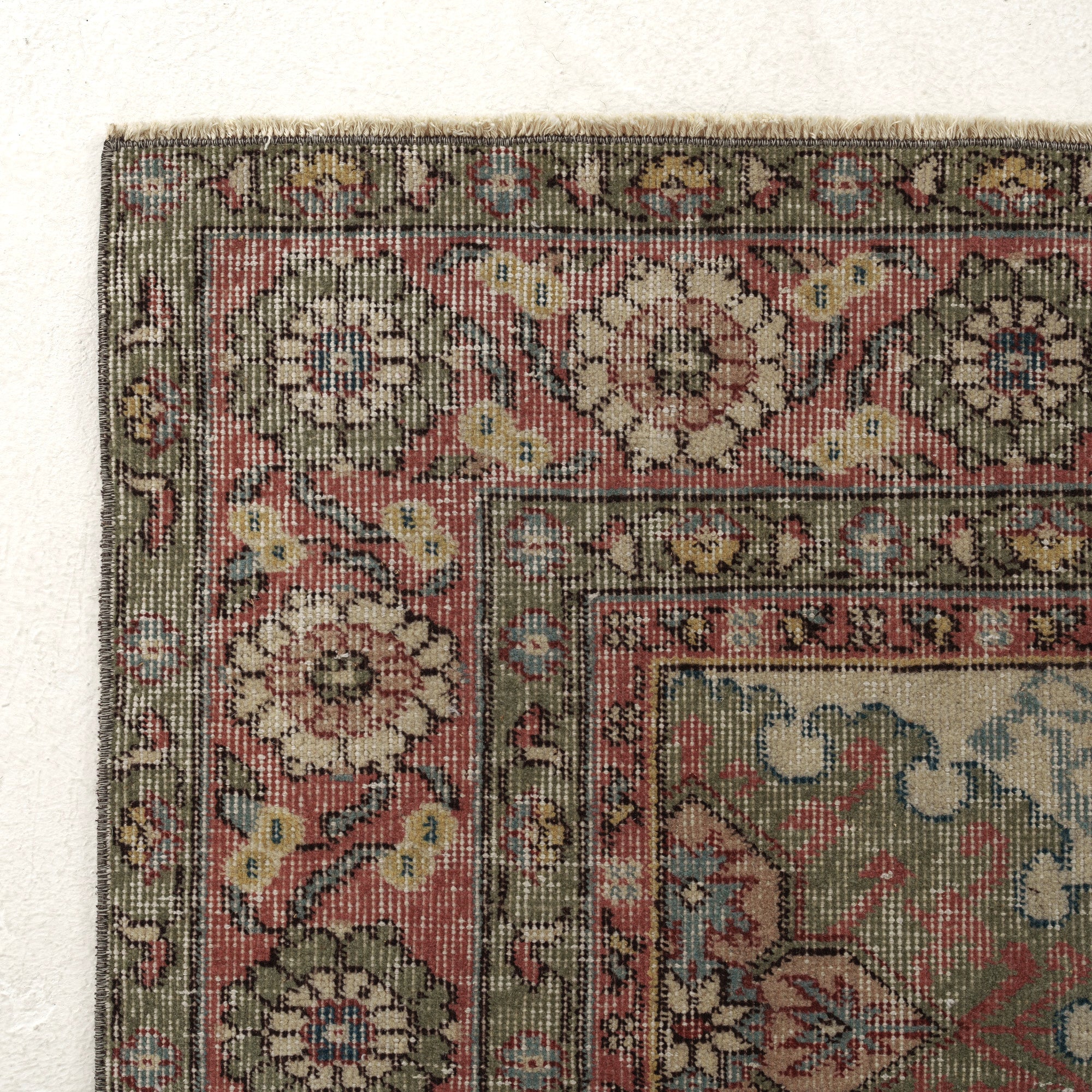 Yelindra - Persian Rug, Handcrafted & Timeless