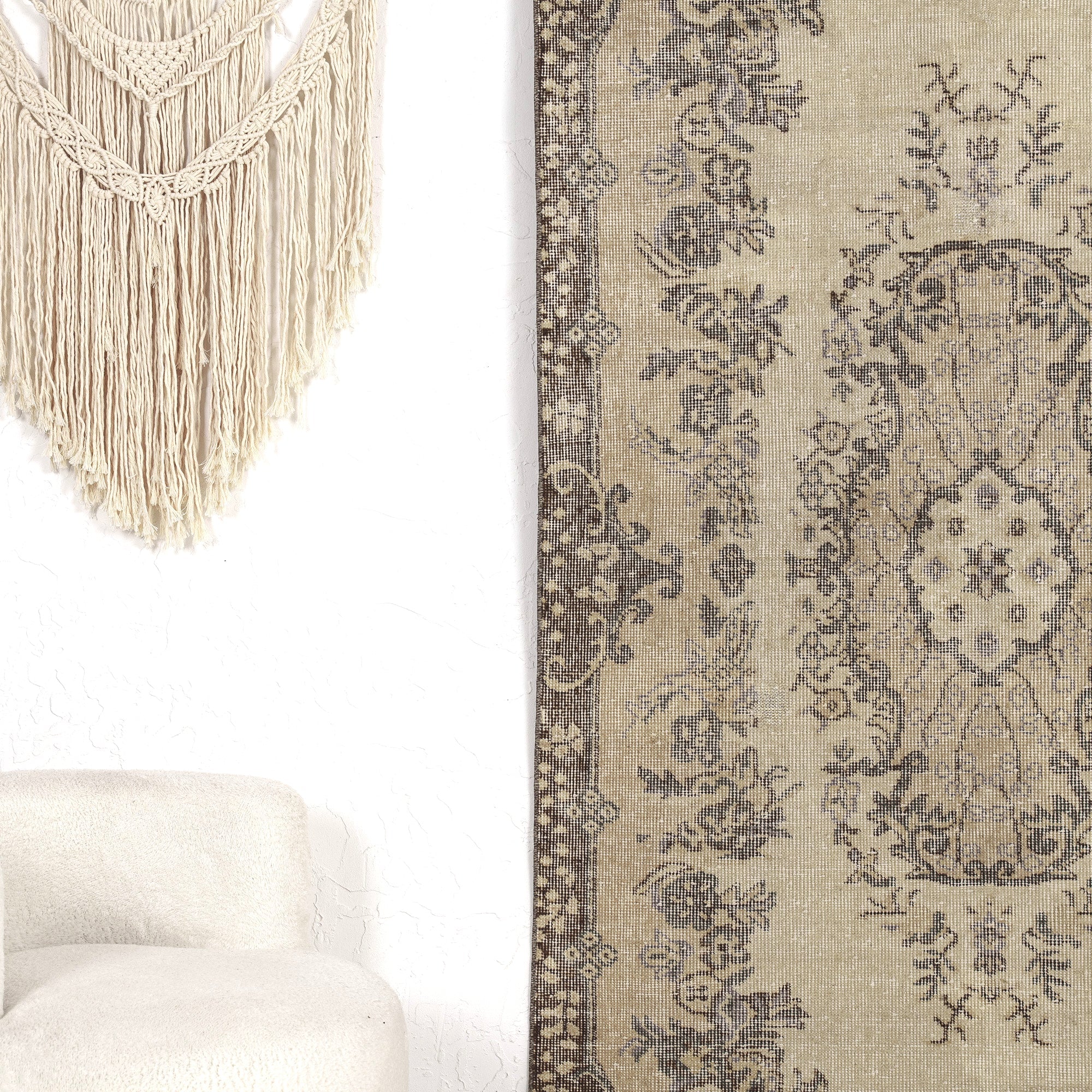 Daisha - Elegant Living Room Rug, Antique Charm