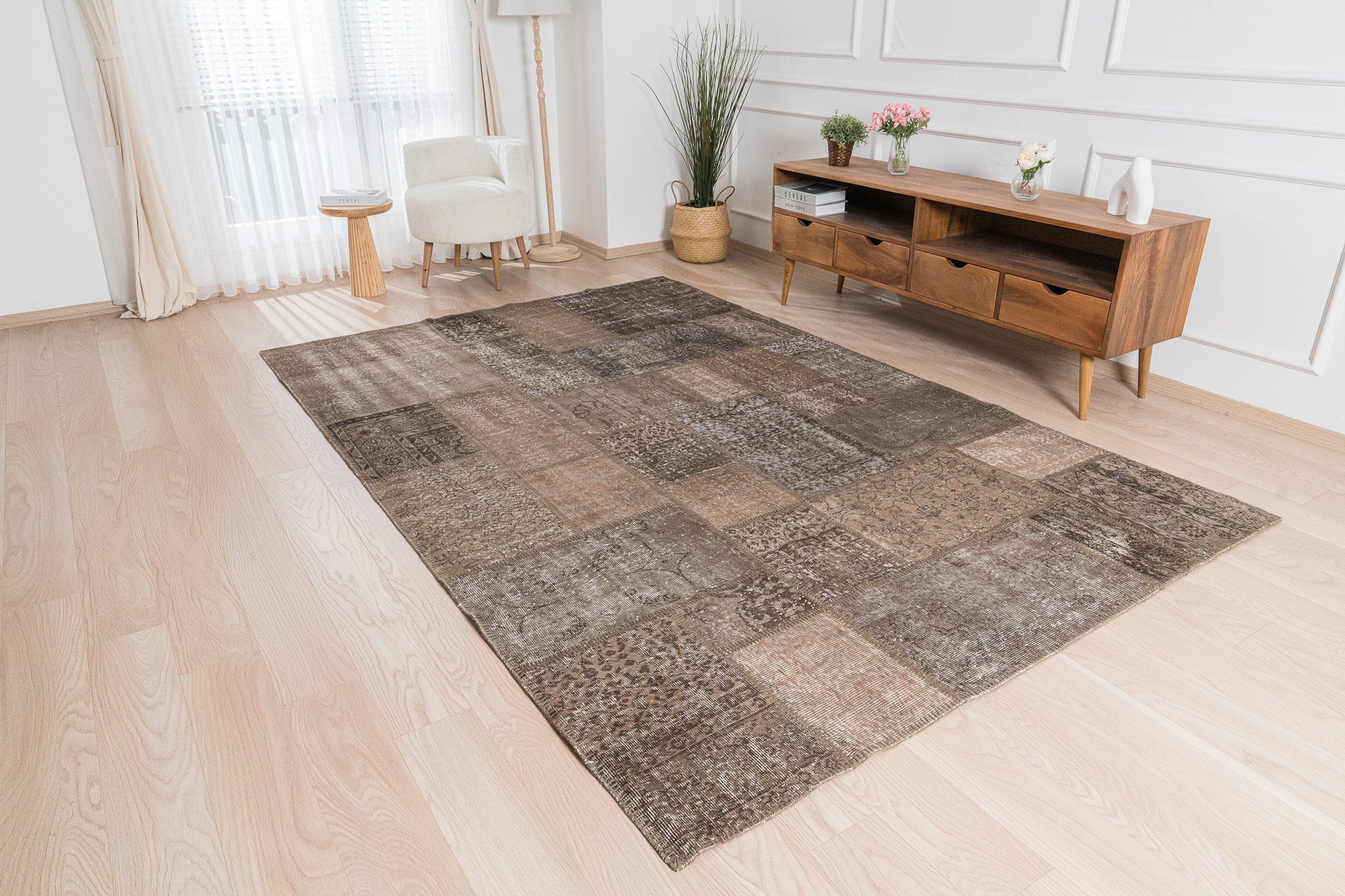 Itzella - Oriental Rug, Exquisite Antique Design