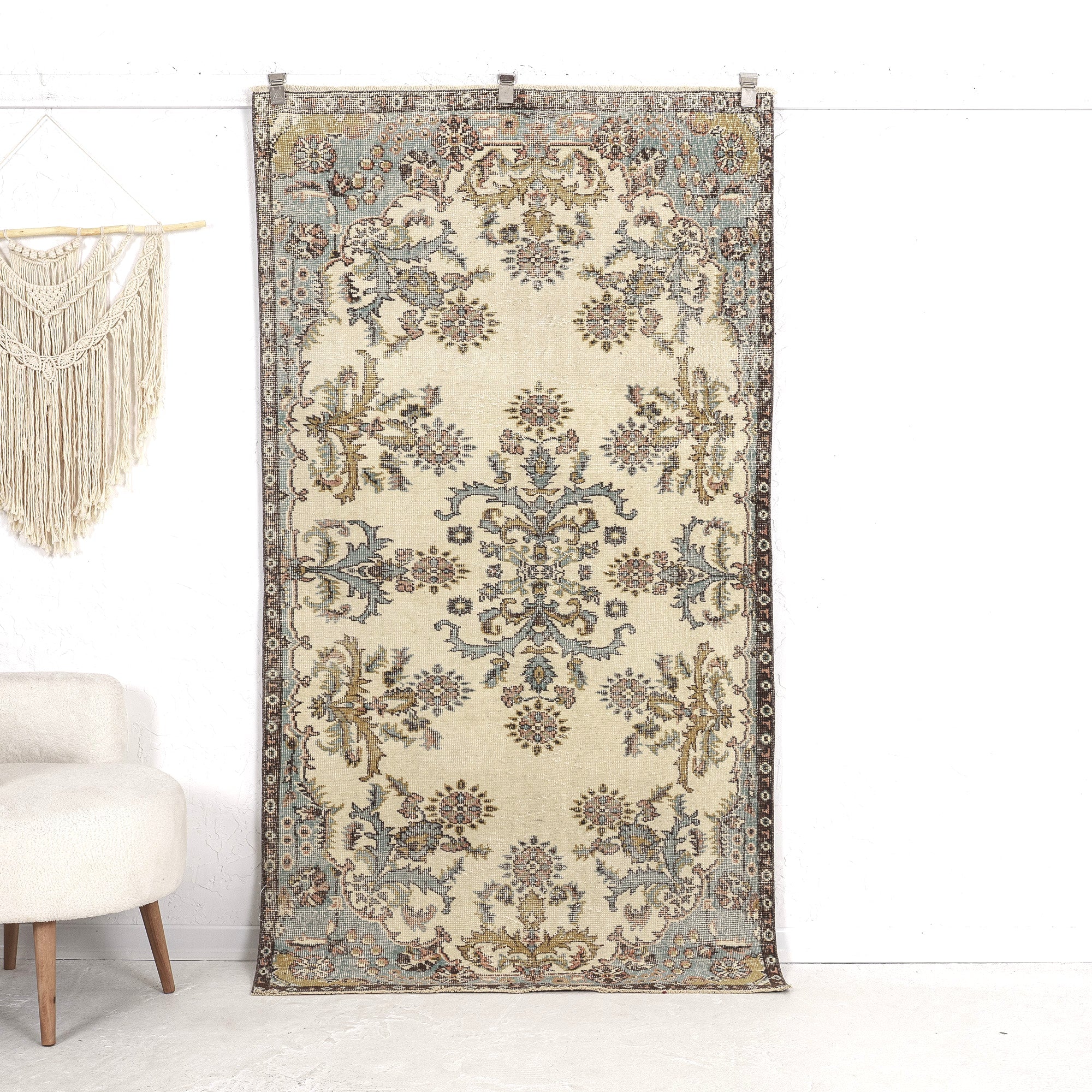 Lareine - Turkish Rug, Authentic and Vintage