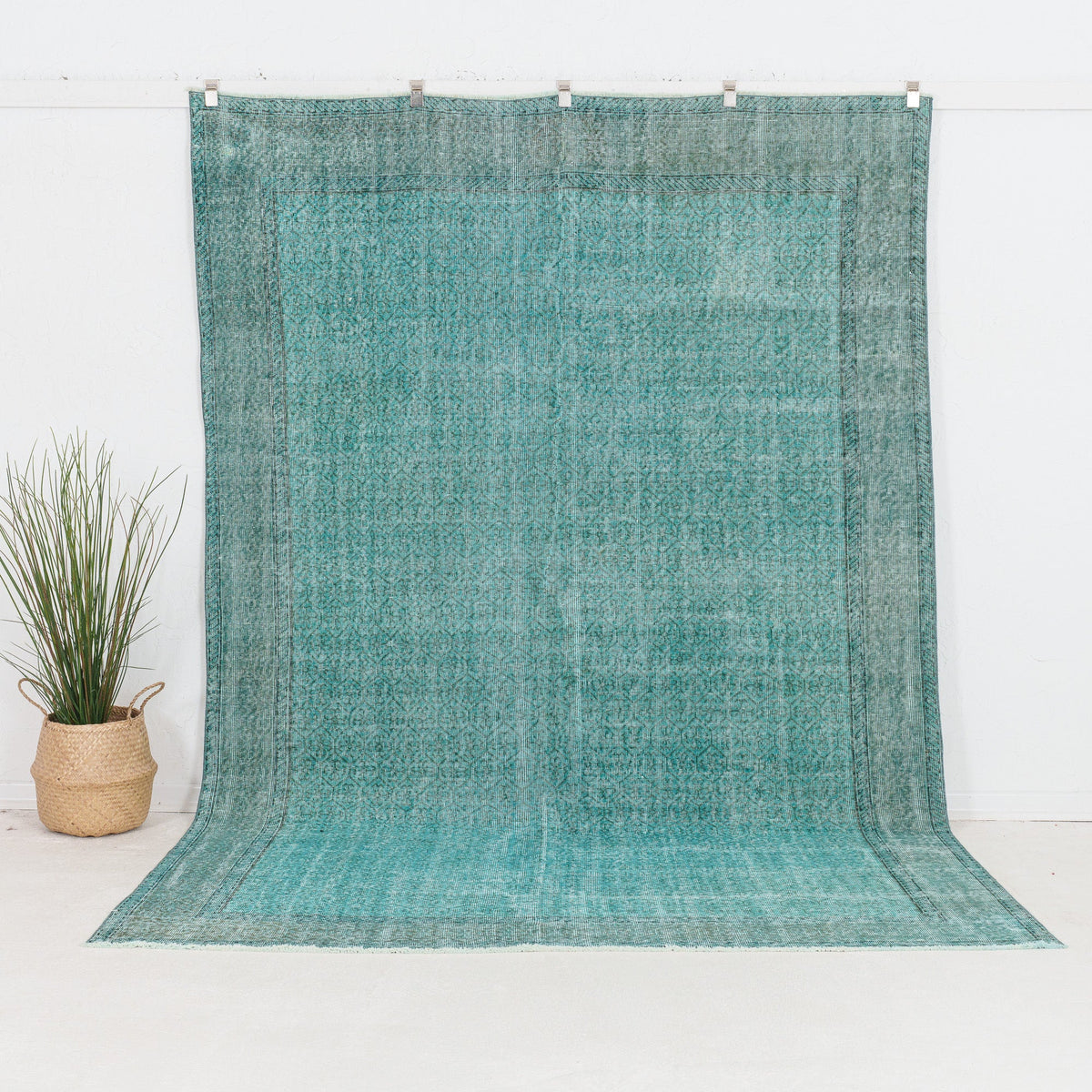 Xaerisella - Vintage Turkish Area Rug