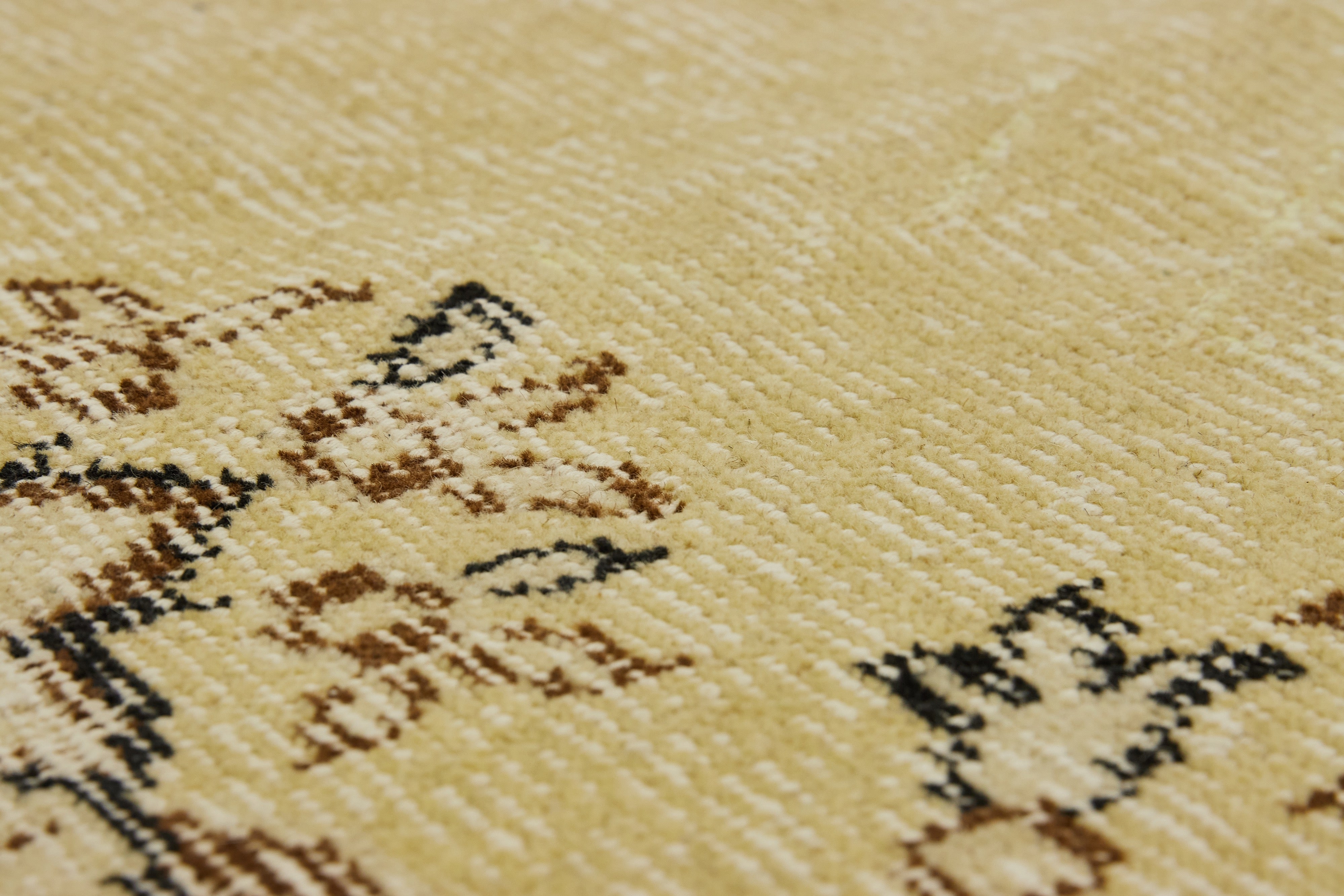 Vivienne - A Blend of Tradition in Modern Rug Art