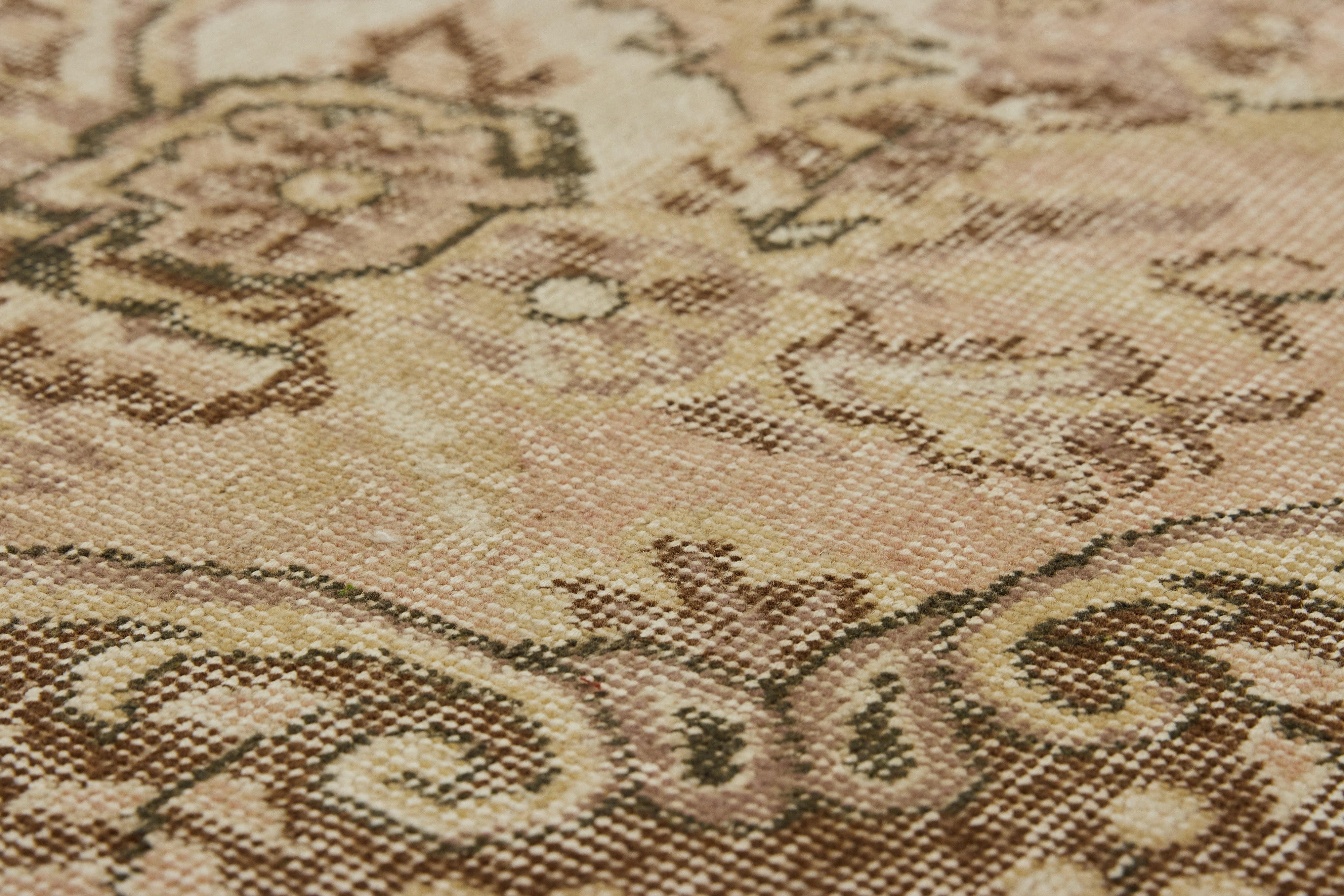 Zyla - Fusion of Vintage Charm and Modern Rug Style