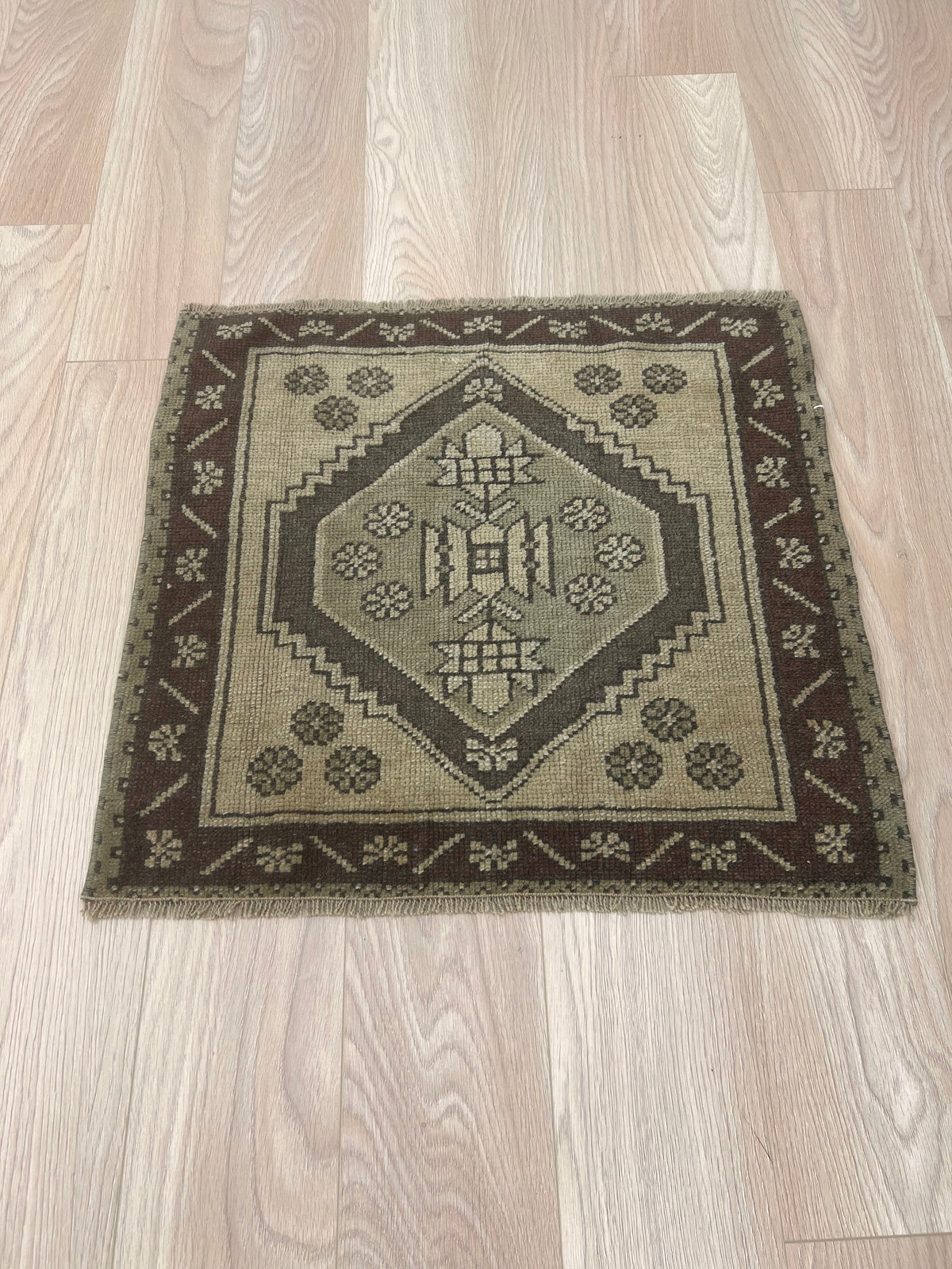 Karenna - Vintage Mini Beige Area Rug - kudenrugs
