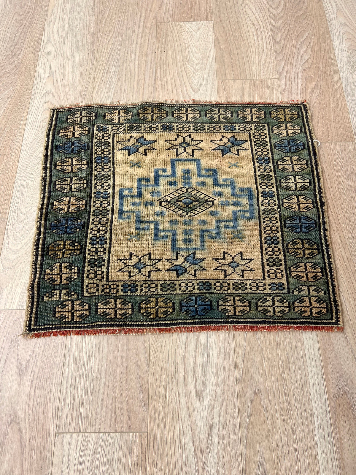 Kiplin - Vintage Mini Beige Area Rug - kudenrugs
