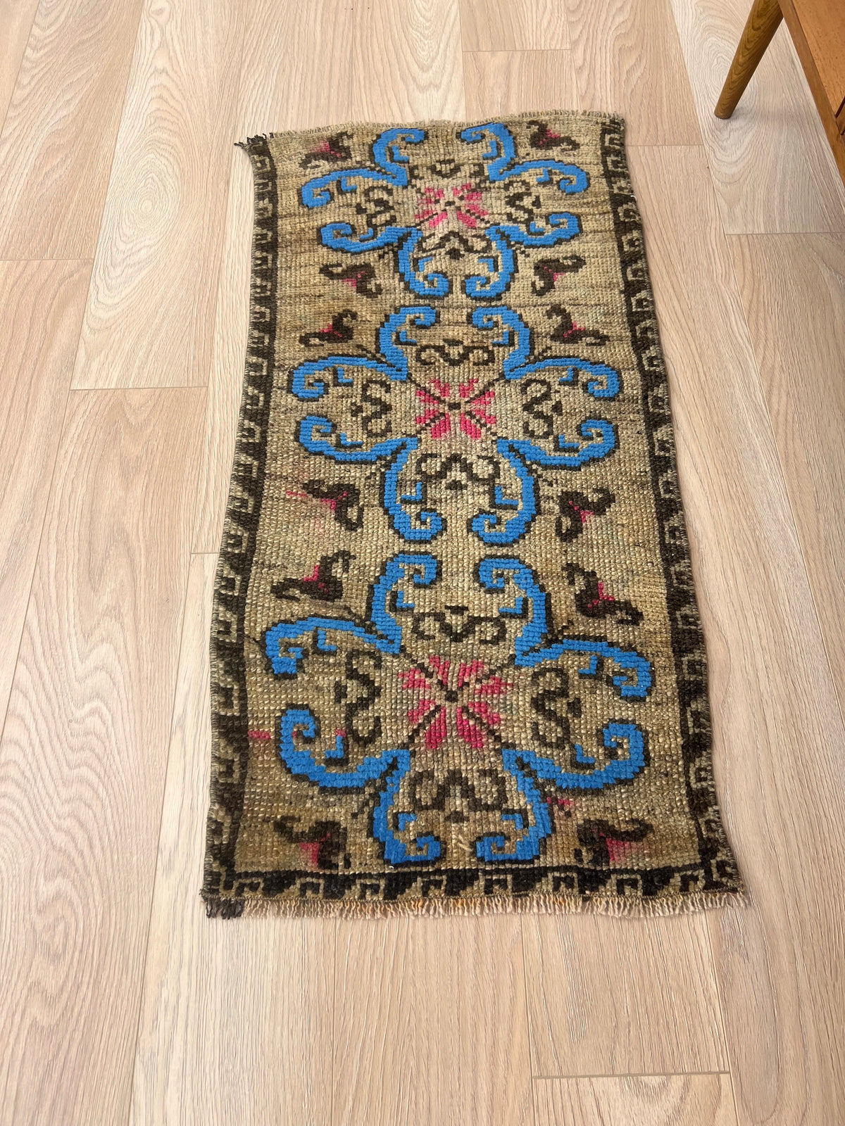 Kittee - Vintage Mini Beige Area Rug - kudenrugs