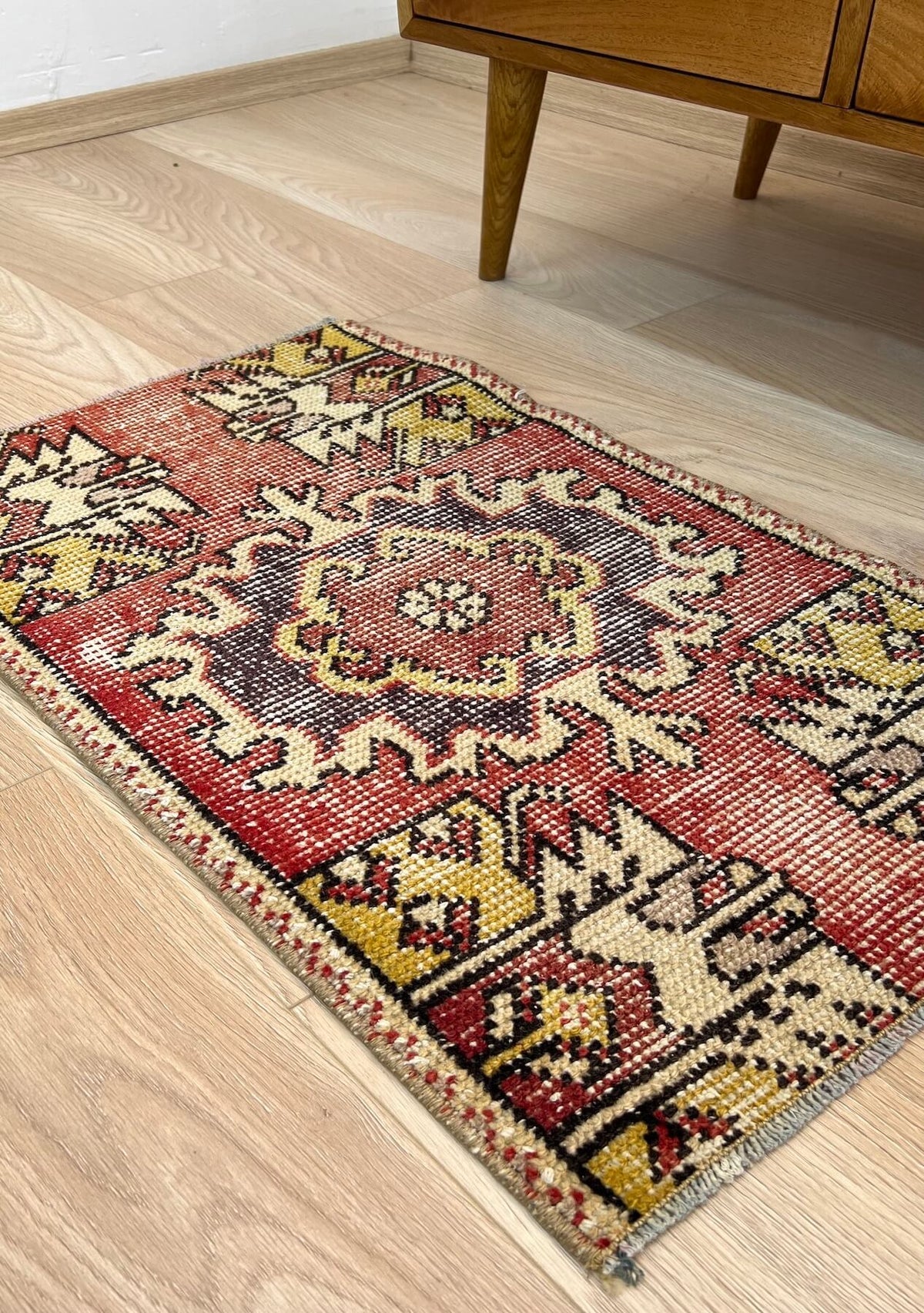 Alana - Vintage Mini Red Area Rug - kudenrugs