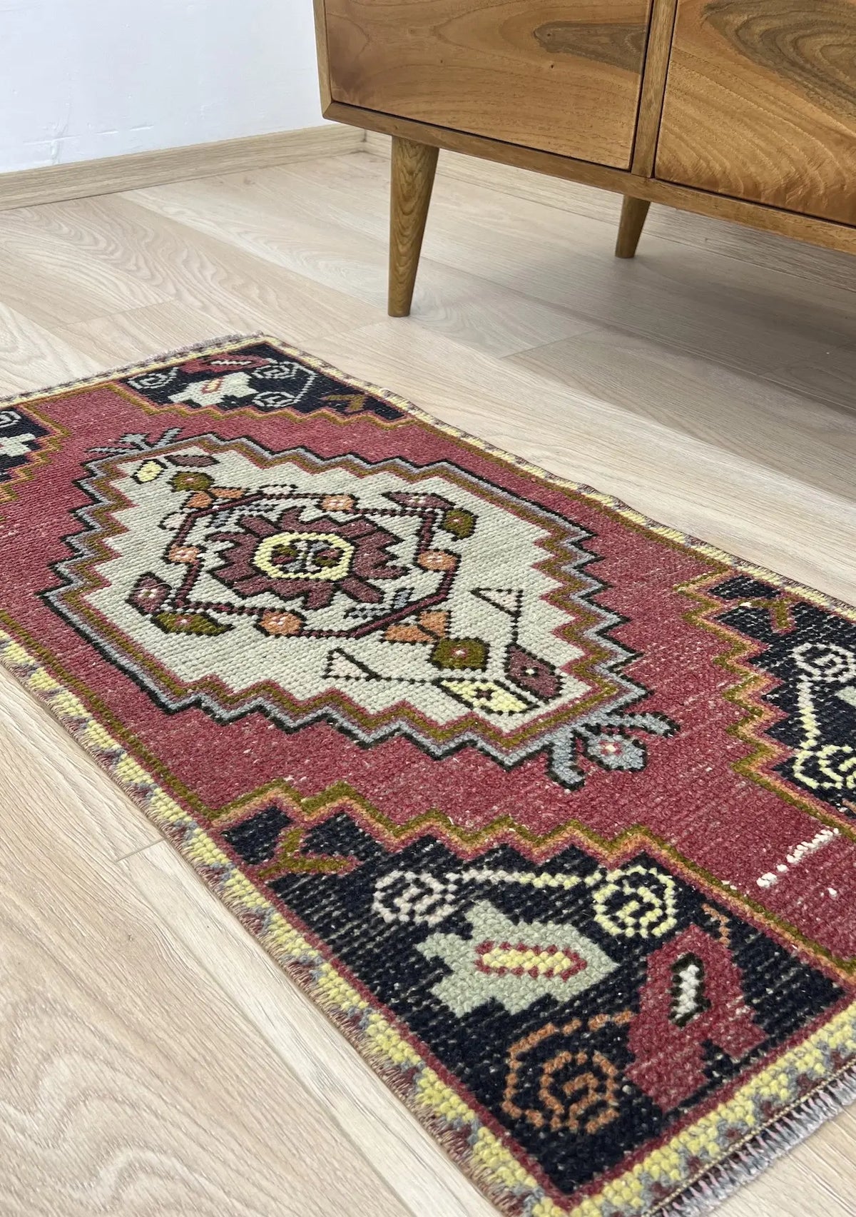 Alcie - Vintage Mini Red Area Rug - kudenrugs