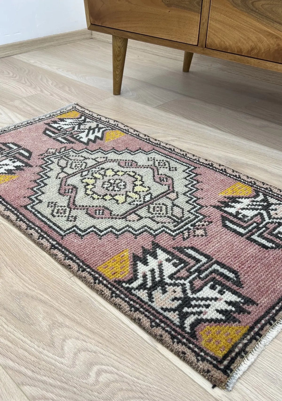 Aldana - Vintage Mini Pink Area Rug - kudenrugs
