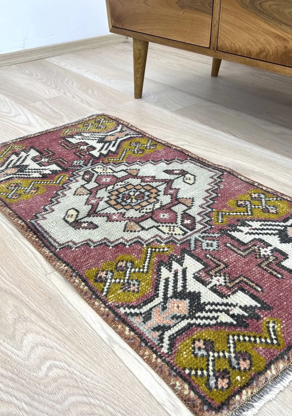 Aldegonda - Vintage Mini Pink Area Rug - kudenrugs