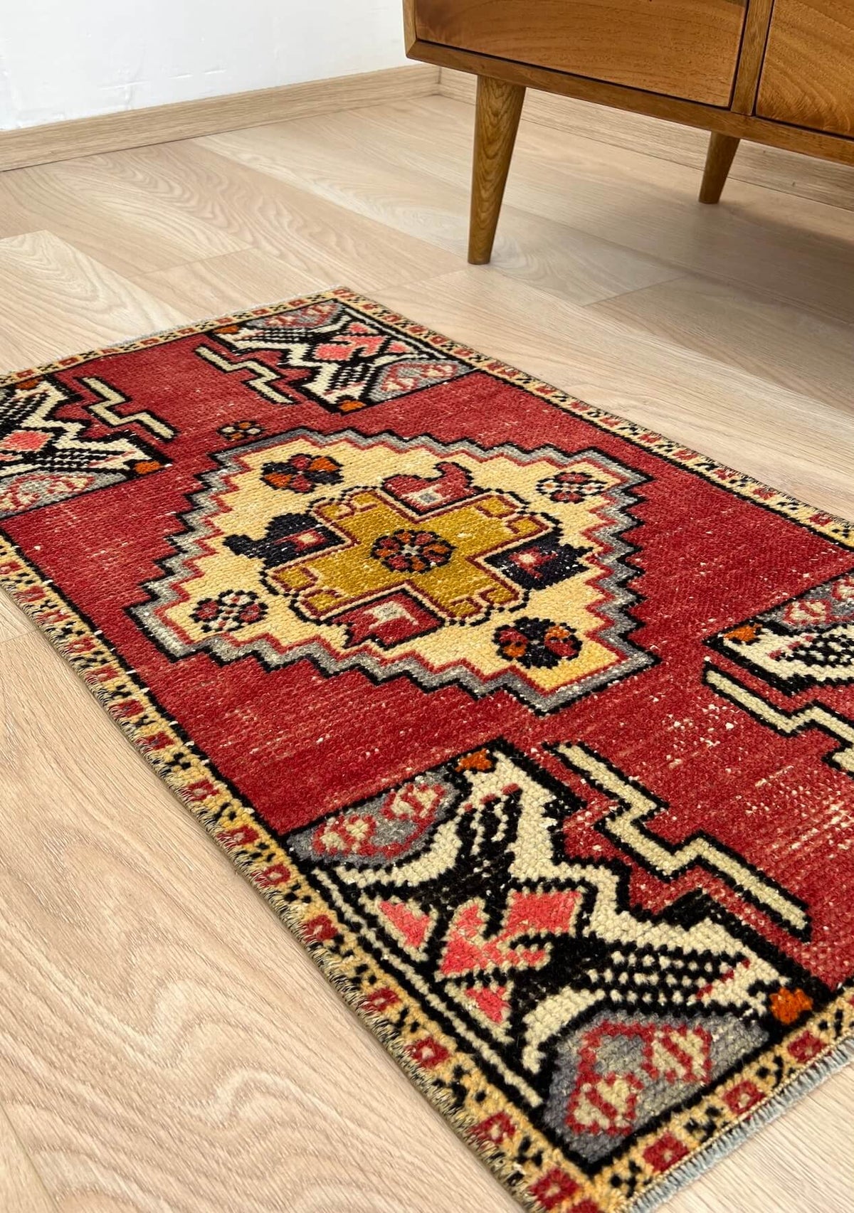 Aubriella - Vintage Mini Red Area Rug - kudenrugs