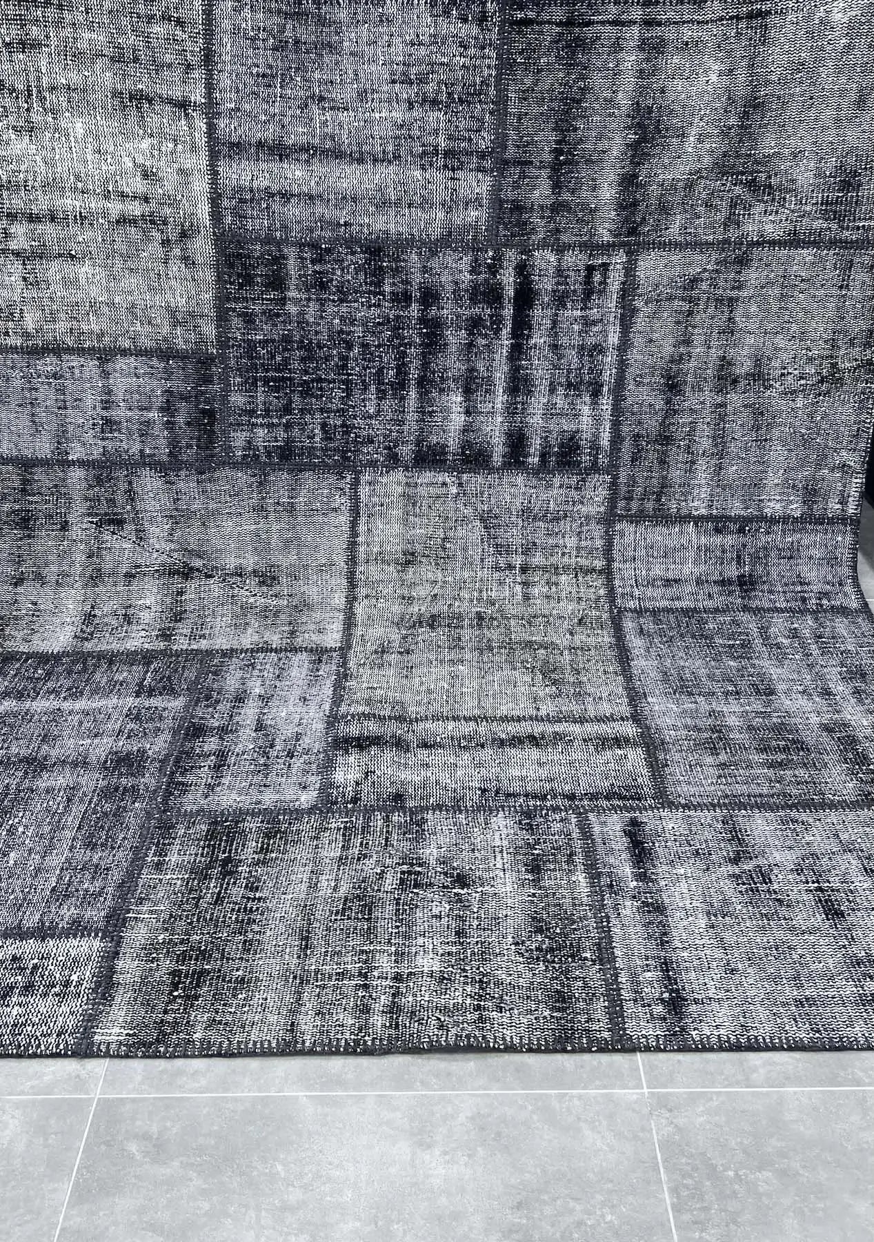 Blayse - Vintage Black Patchwork Rug - kudenrugs