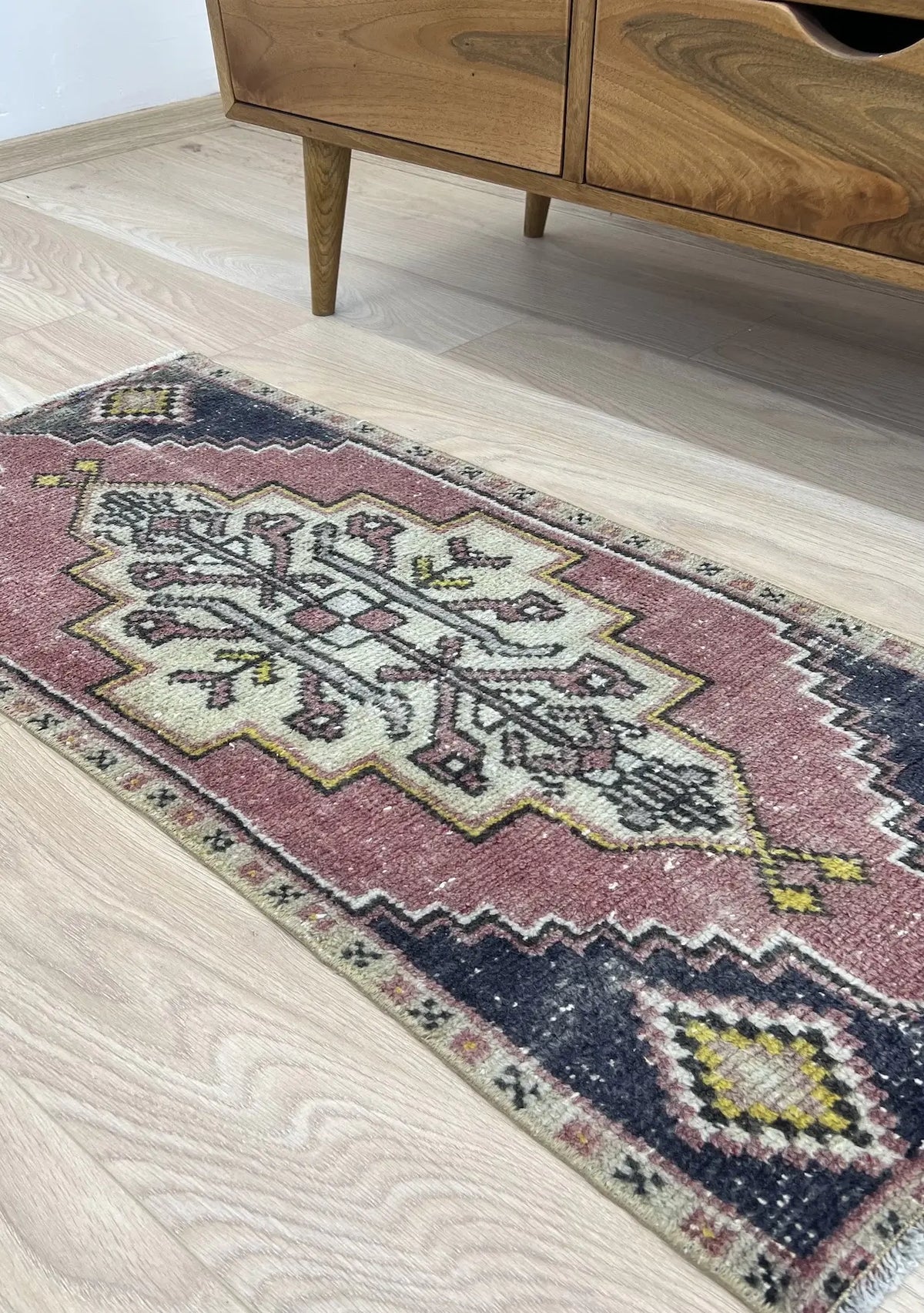 Carlen - Vintage Mini Pink Area Rug - kudenrugs