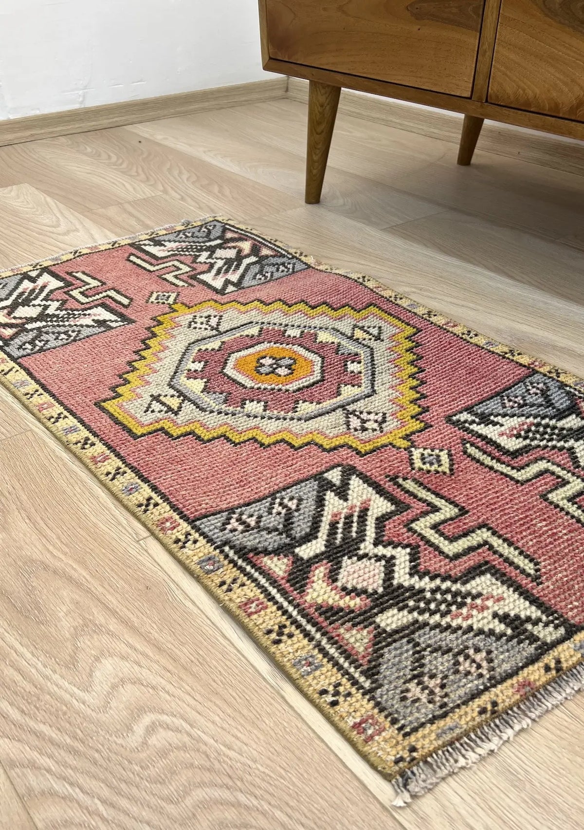 Cerys - Vintage Mini Pink Area Rug - kudenrugs