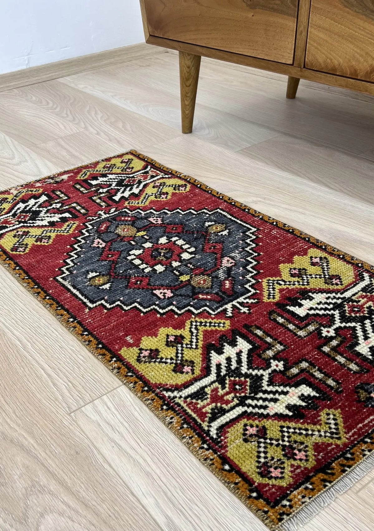 Chandelle - Vintage Mini Red Area Rug - kudenrugs