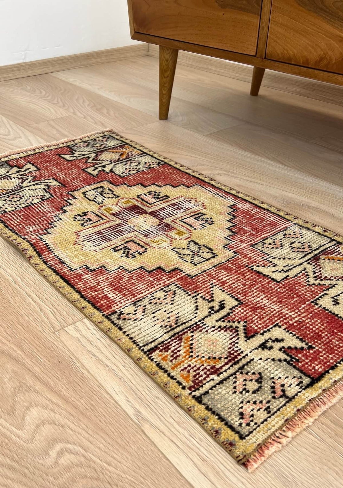 Clarissa - Vintage Mini Red Area Rug - kudenrugs