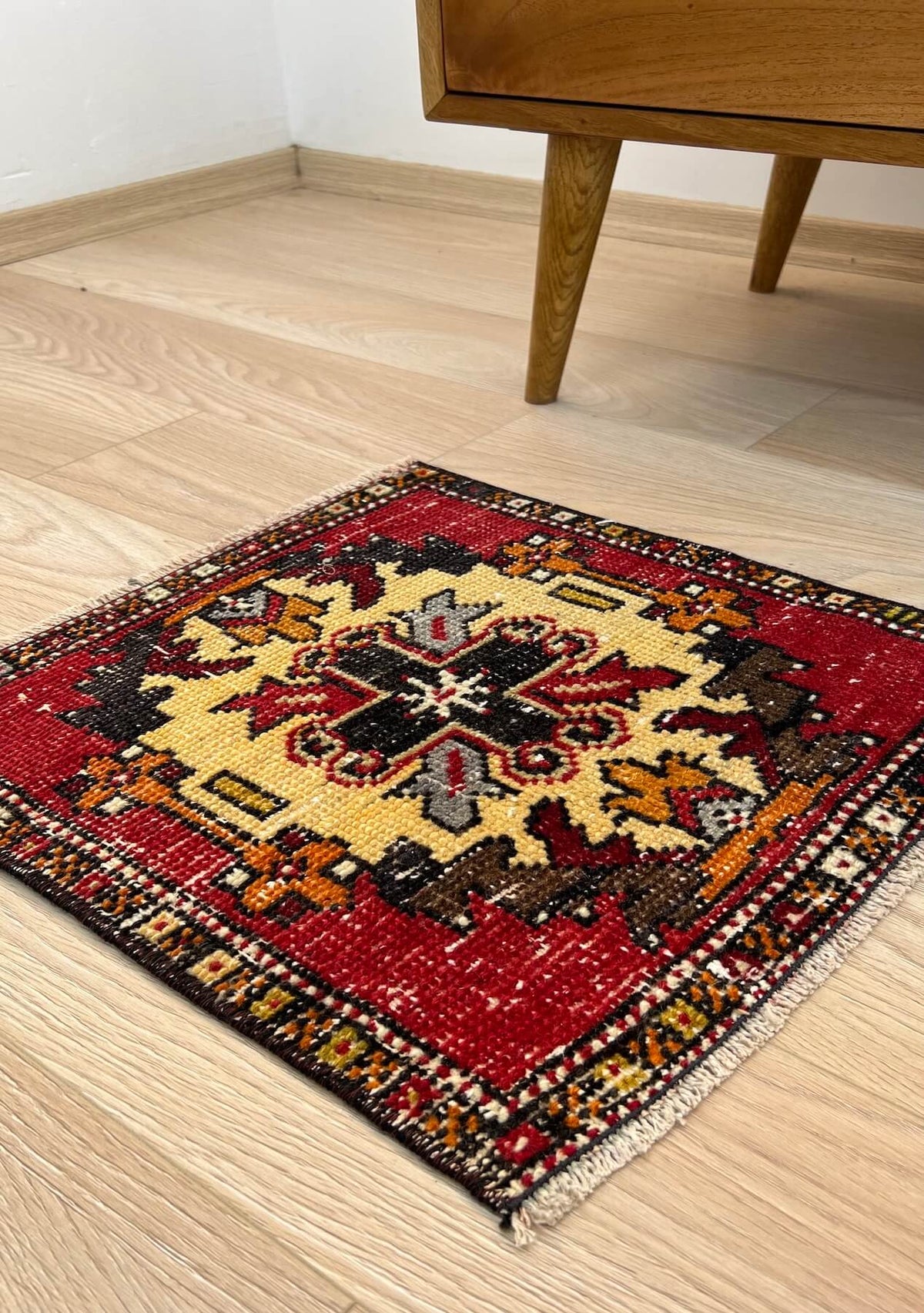 Darcie - Vintage Mini Red Area Rug - kudenrugs