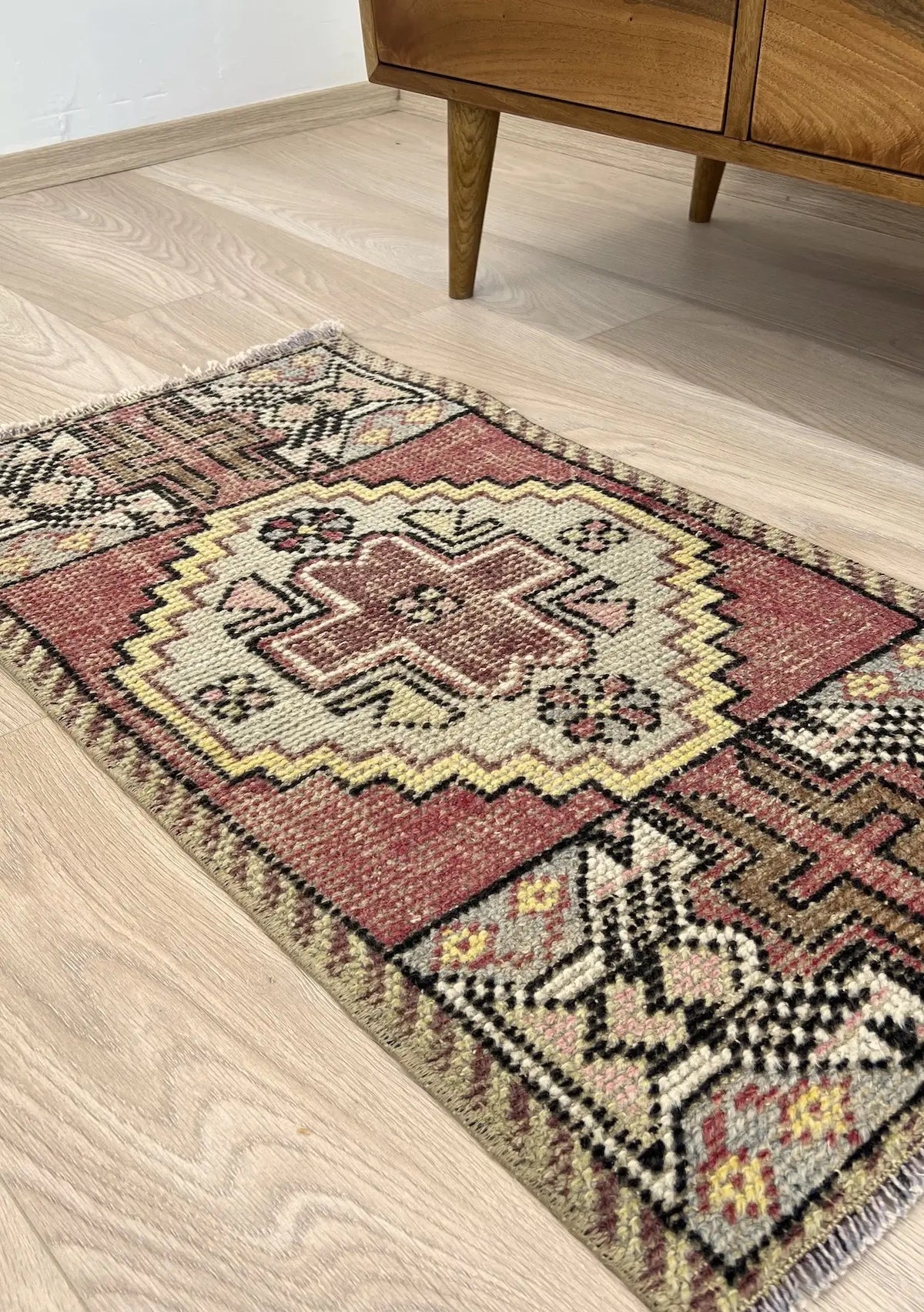 Eadith - Vintage Mini Pink Area Rug - kudenrugs