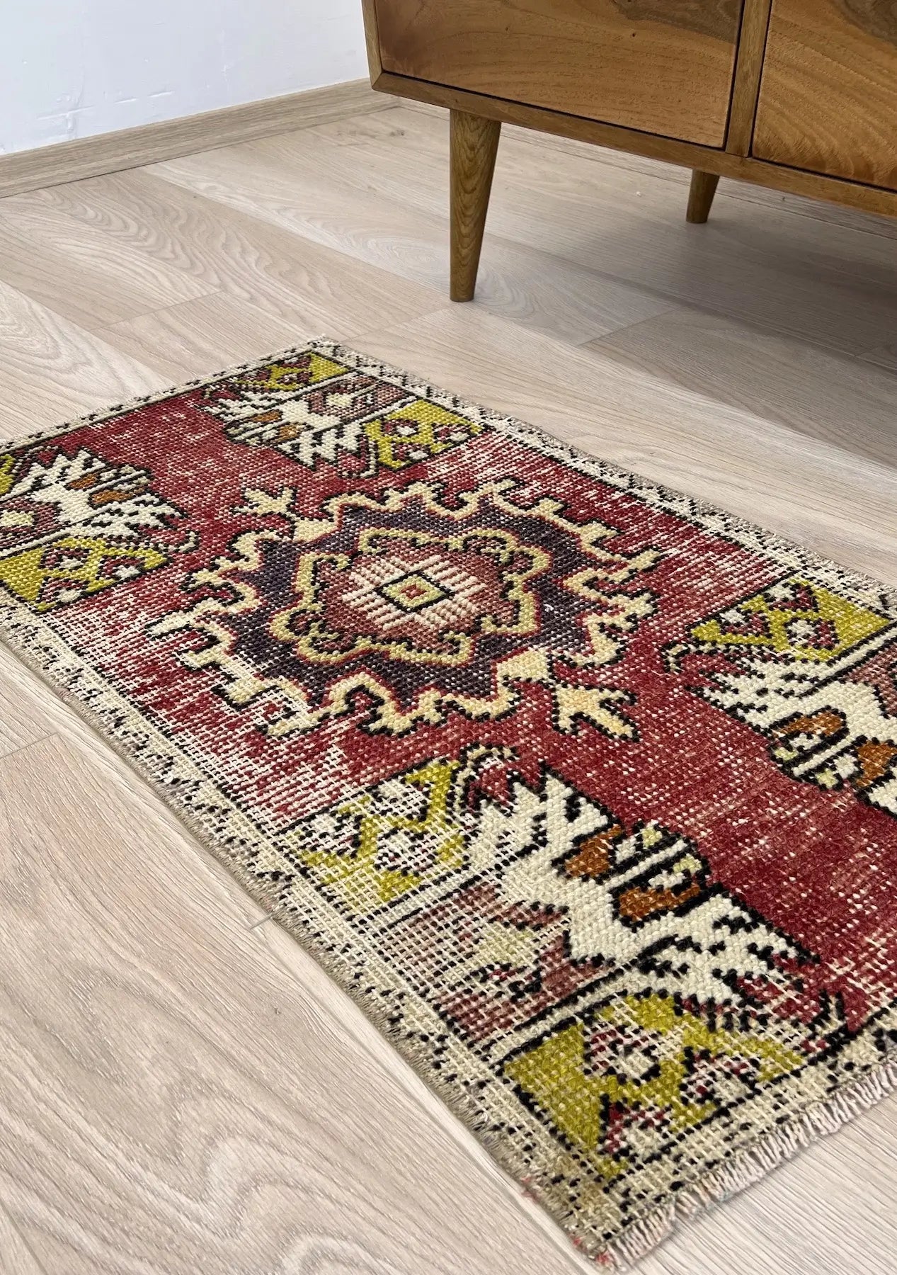 Ealasidde - Vintage Mini Red Area Rug - kudenrugs