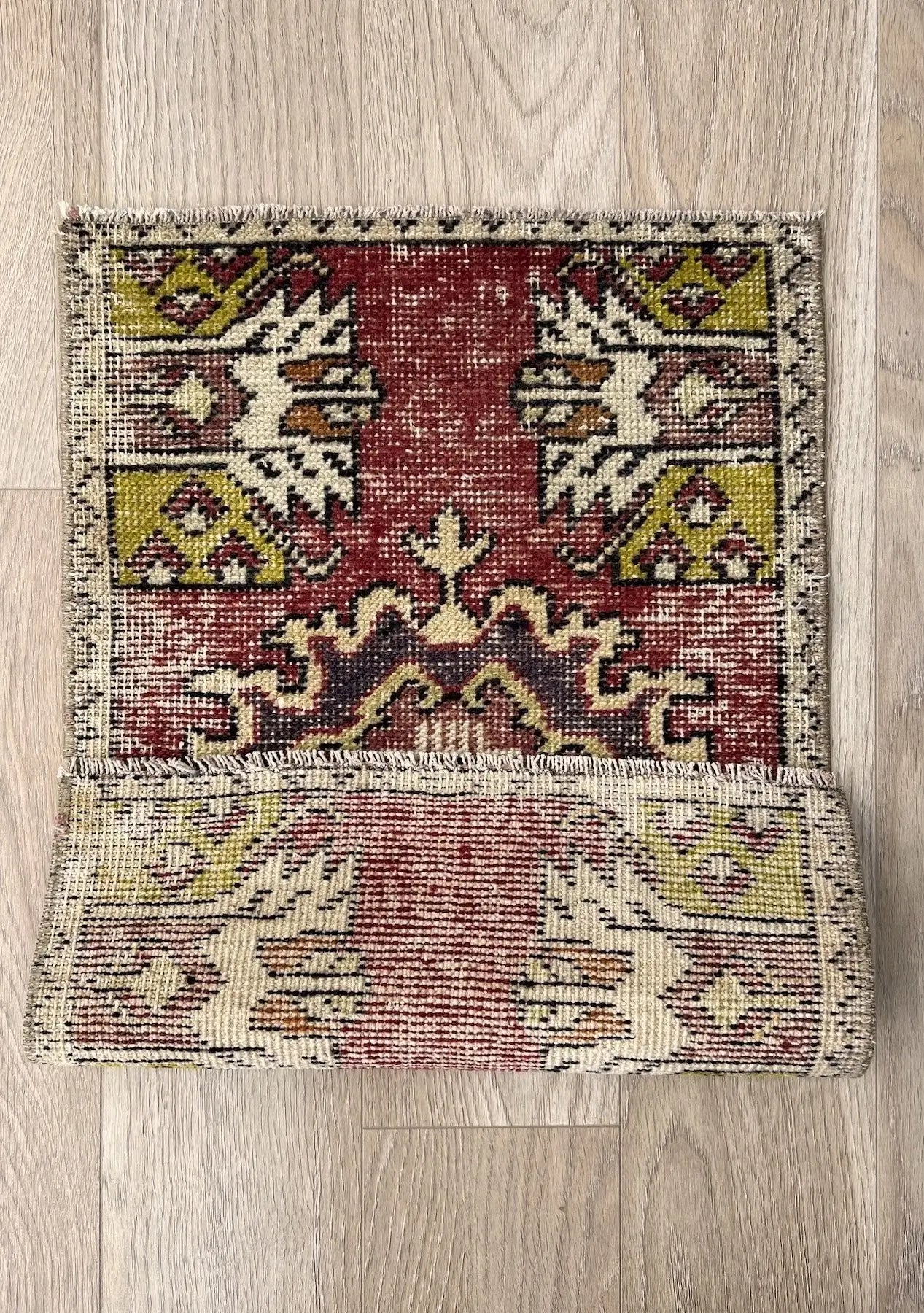 Ealasidde - Vintage Mini Red Area Rug - kudenrugs