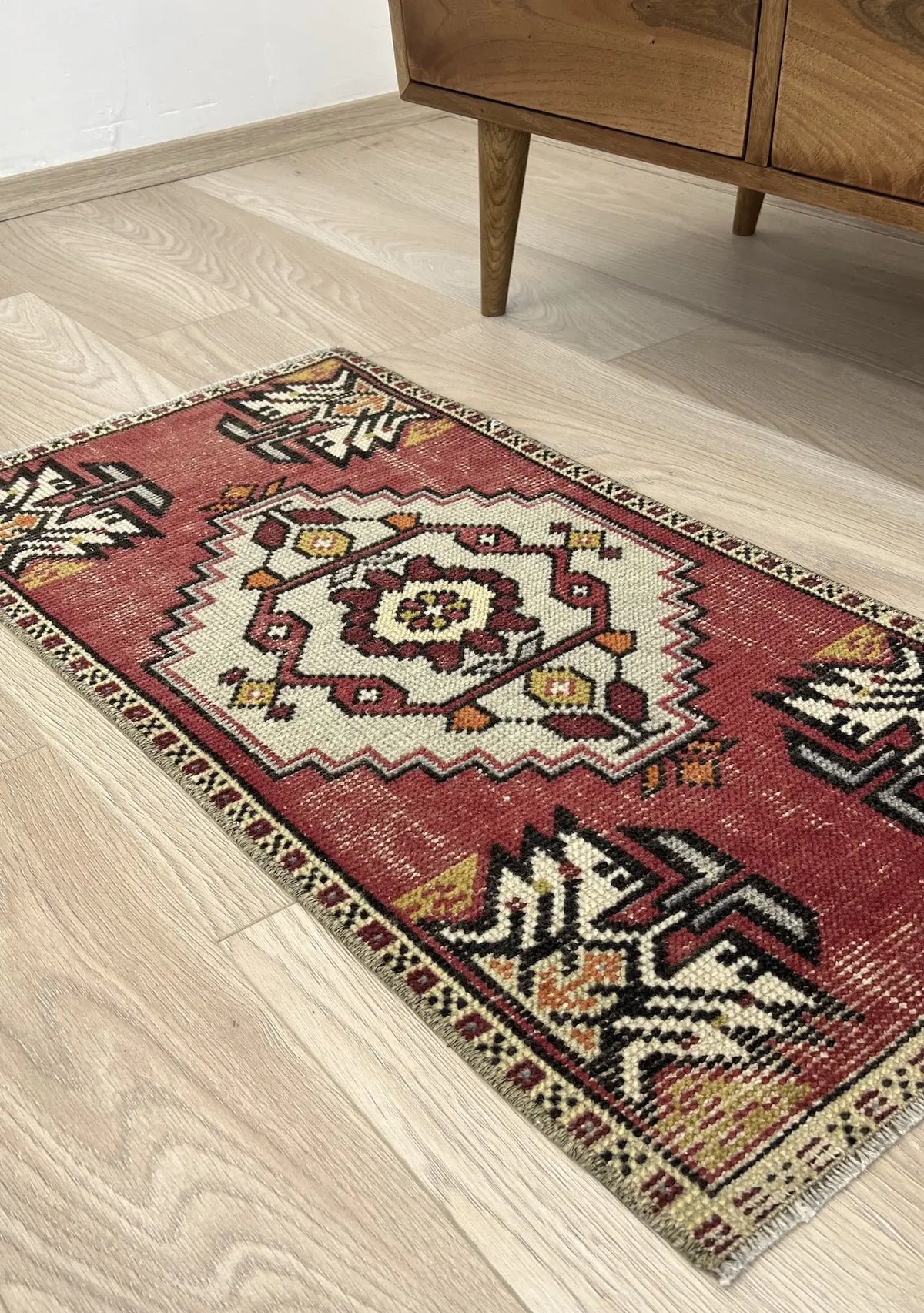 Earlene - Vintage Mini Red Area Rug - kudenrugs
