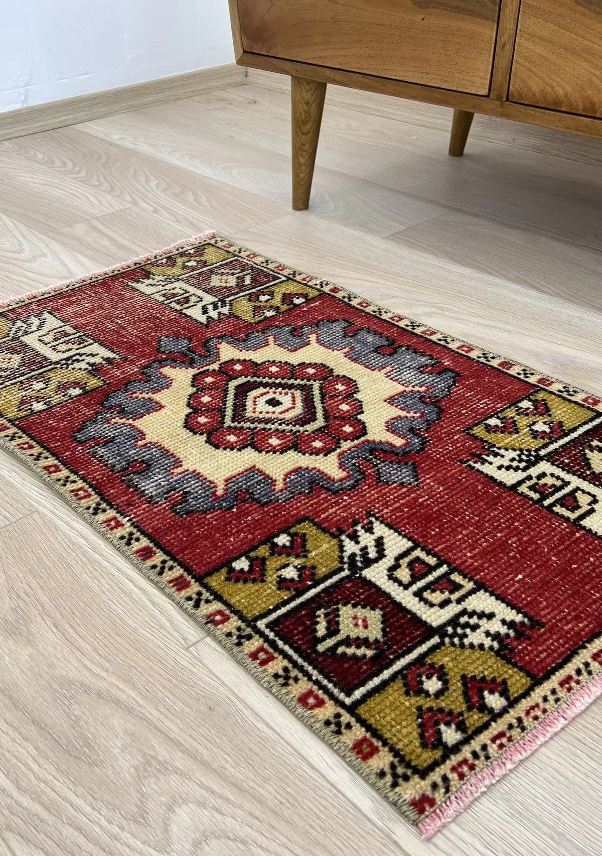 Ebony - Vintage Mini Red Area Rug - kudenrugs