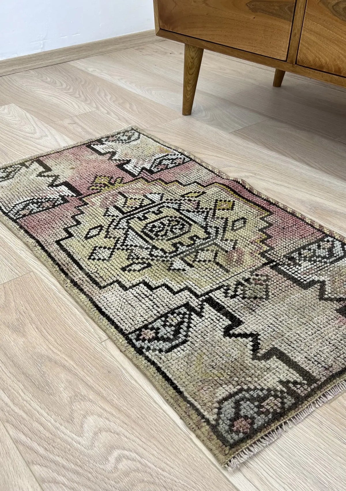 Eda - Vintage Mini Pink Area Rug - kudenrugs