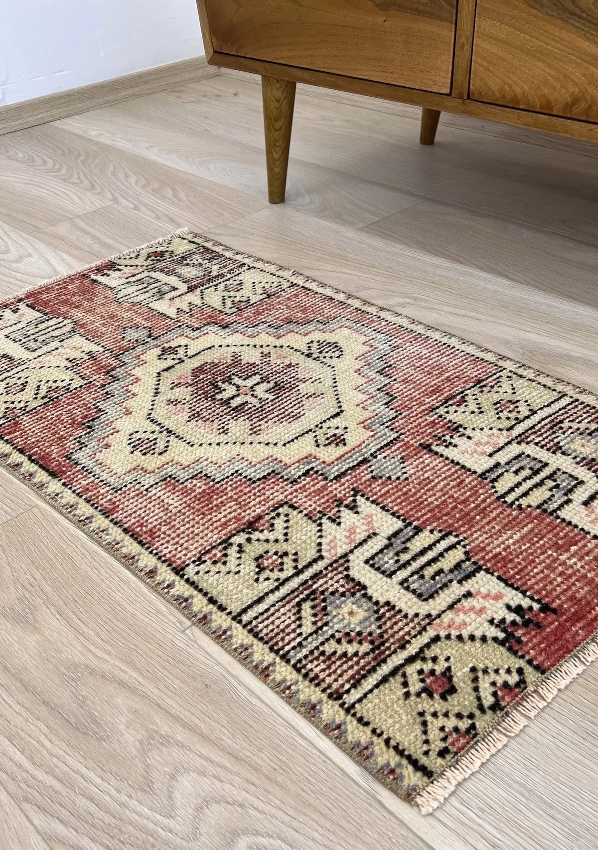 Edda - Vintage Mini Red Area Rug - kudenrugs