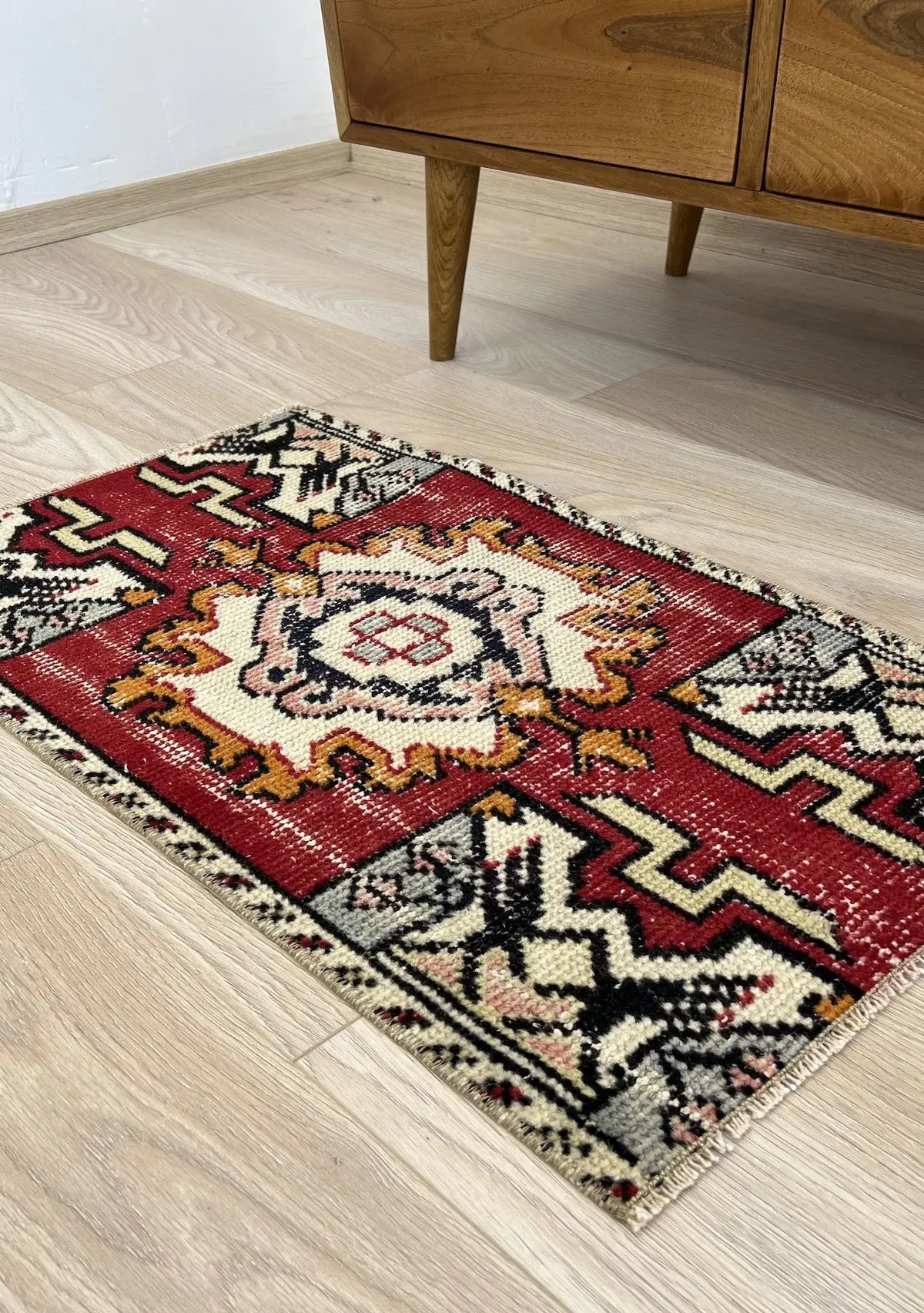 Edita - Vintage Mini Red Area Rug - kudenrugs
