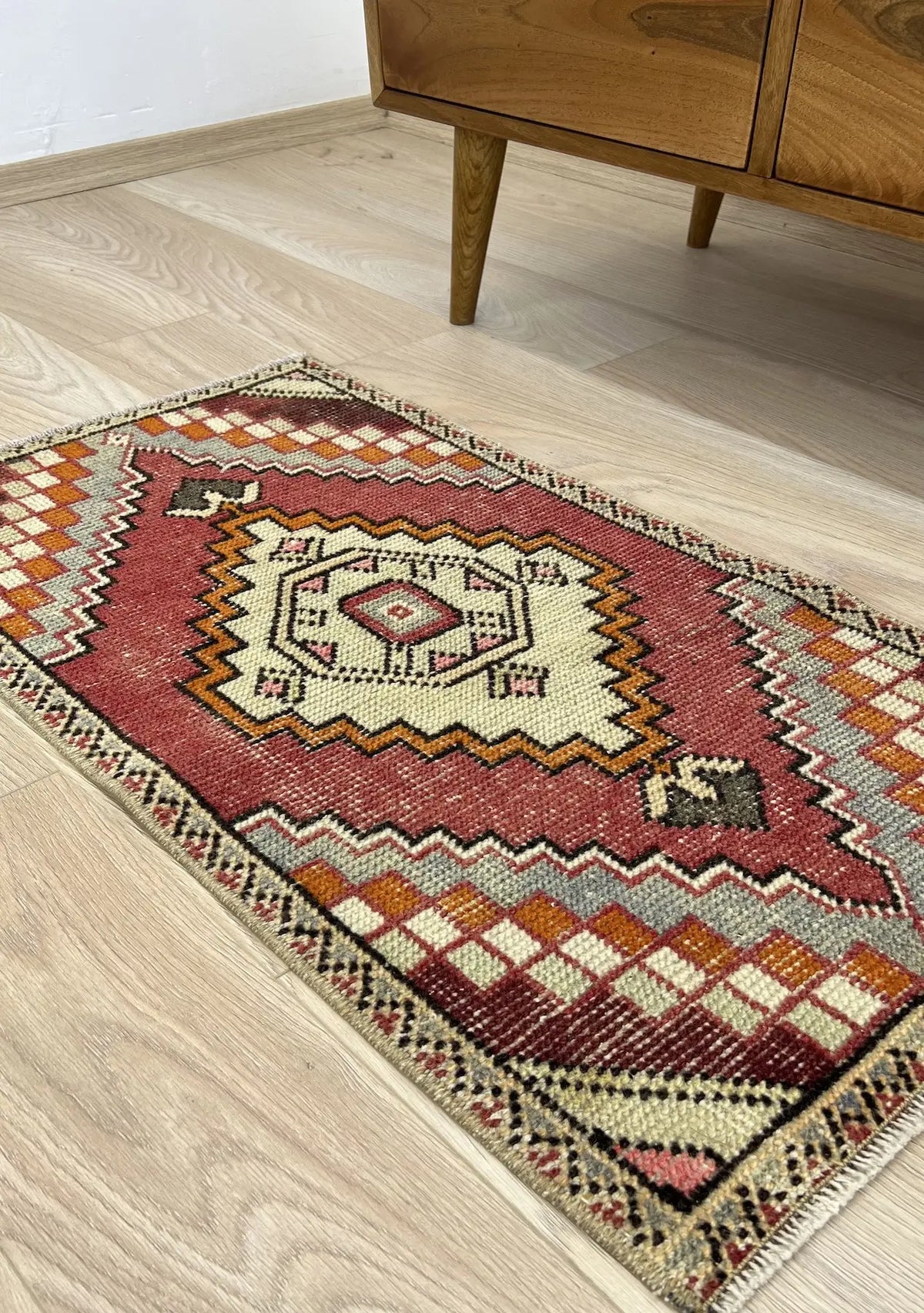 Edyn - Vintage Mini Pink Area Rug - kudenrugs