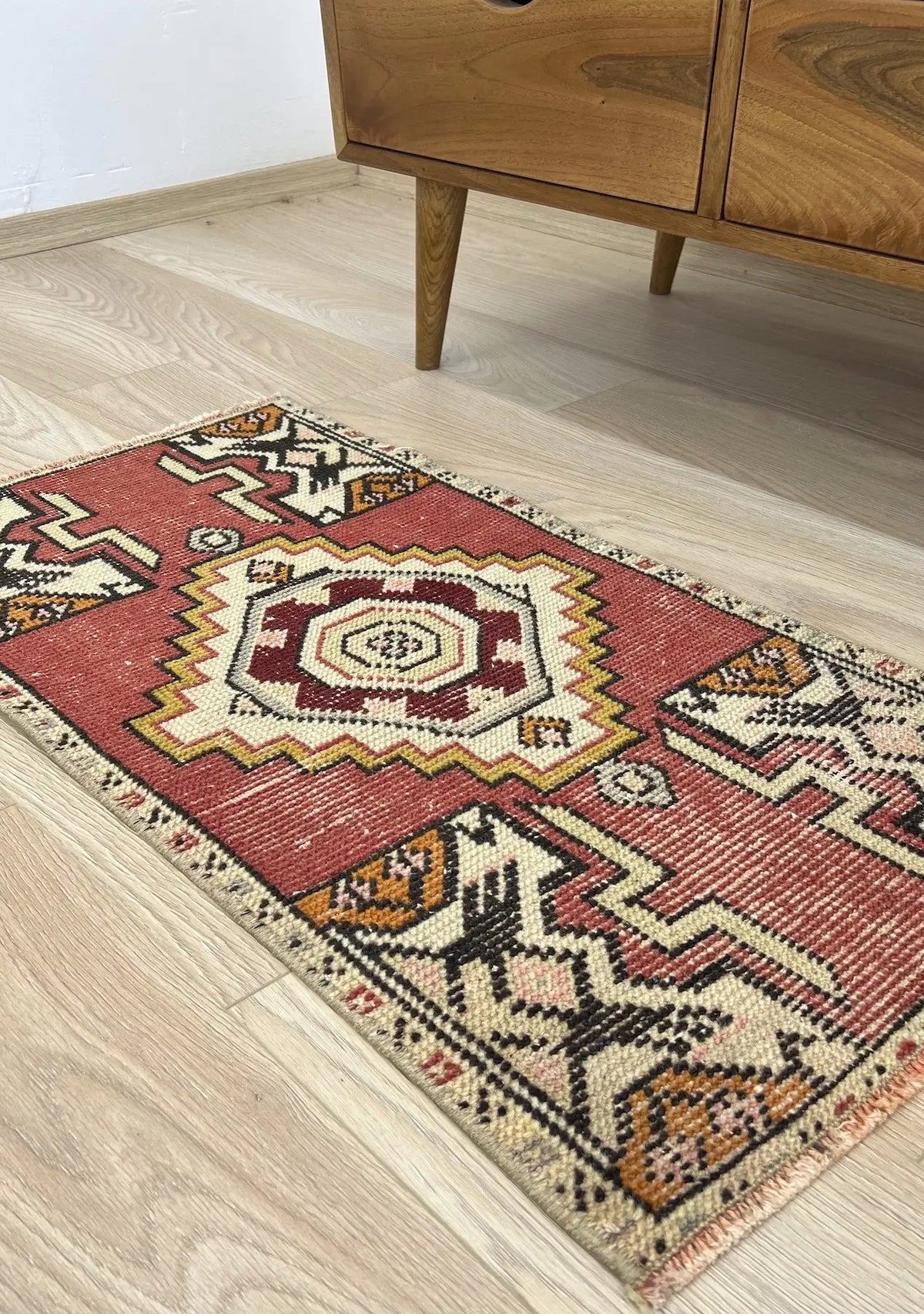 Edythe - Vintage Mini Red Area Rug - kudenrugs