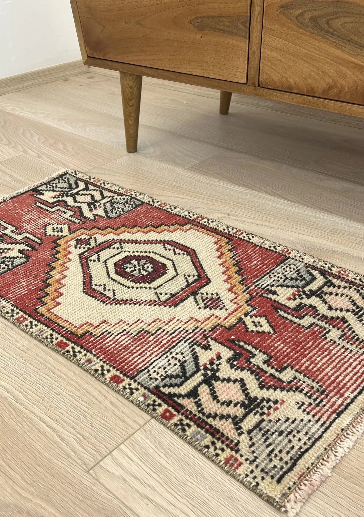 Eilean - Vintage Mini Red Area Rug - kudenrugs