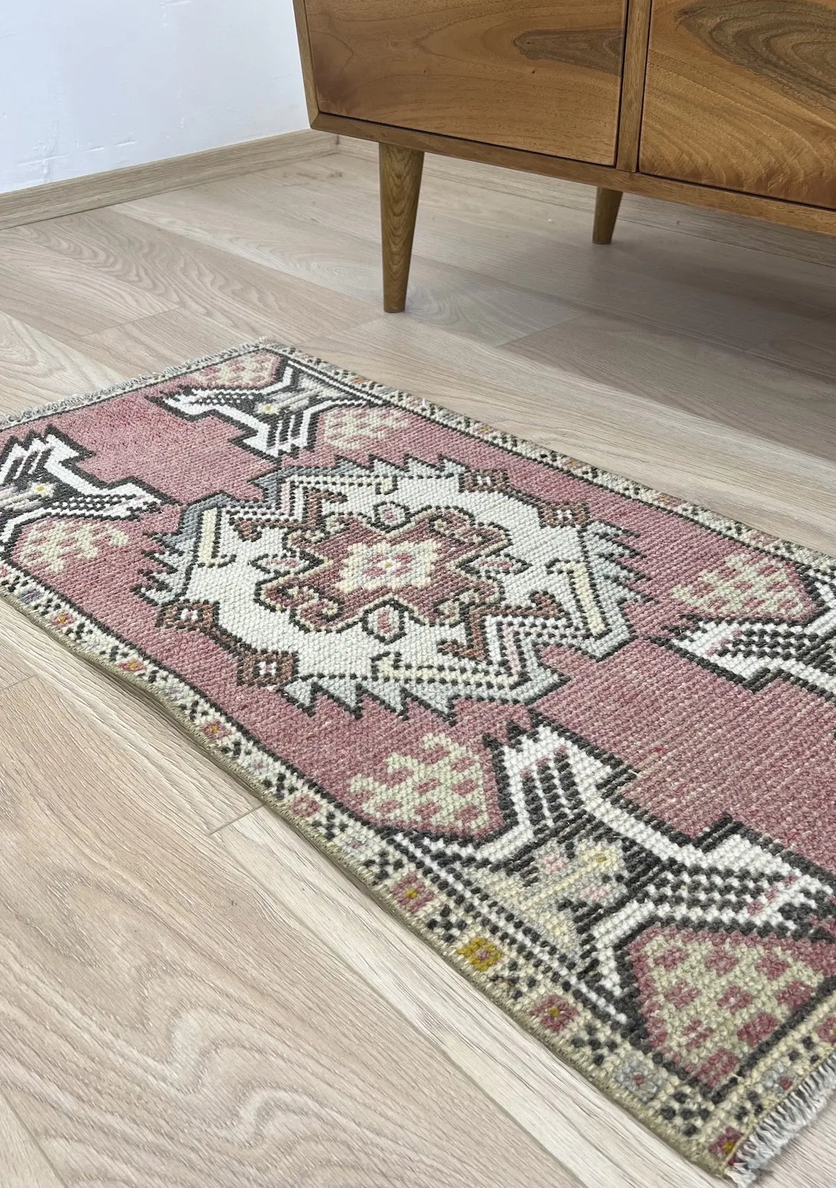 Ekaterina - Vintage Mini Pink Area Rug - kudenrugs