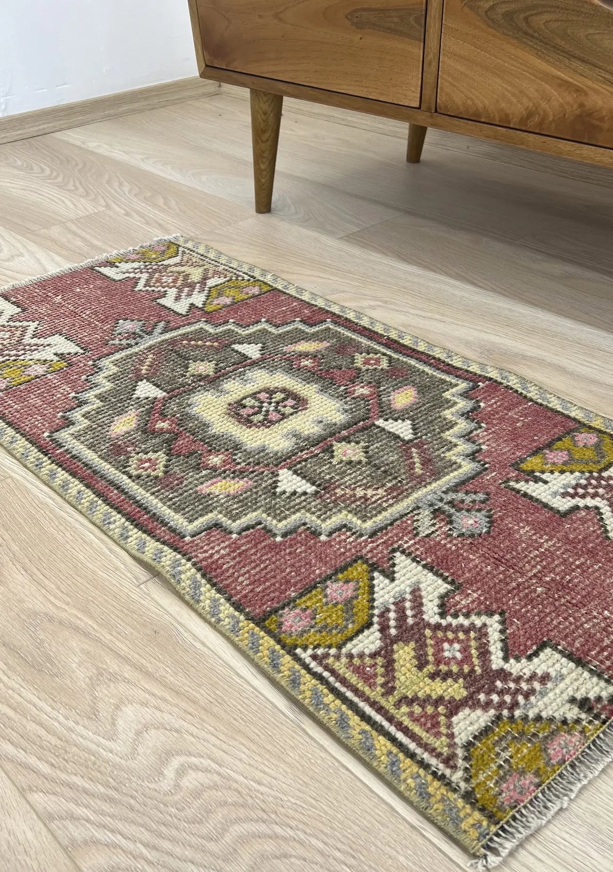 Elani - Vintage Mini Pink Area Rug - kudenrugs